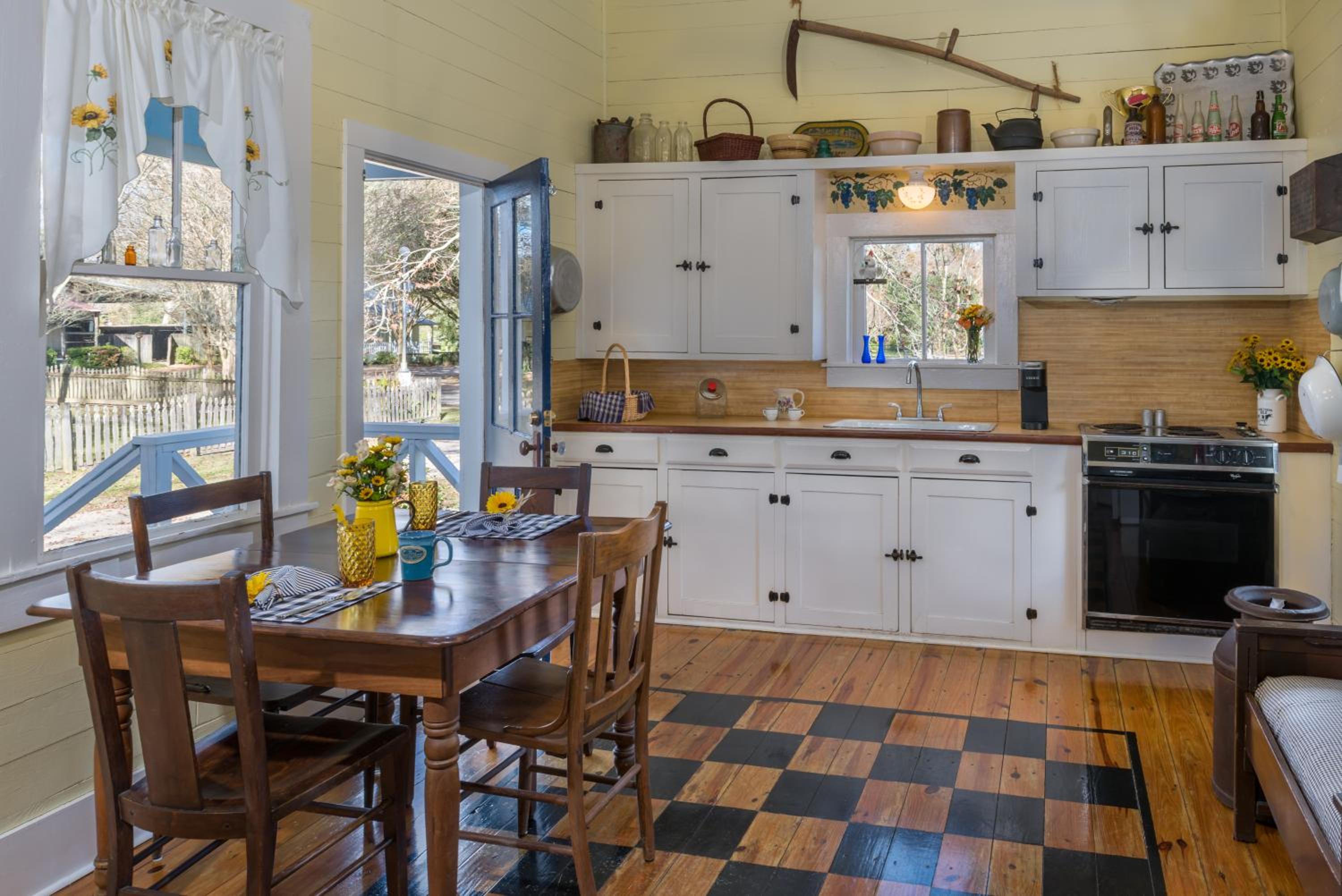 Maison D'Memoire Bed & Breakfast Cottages