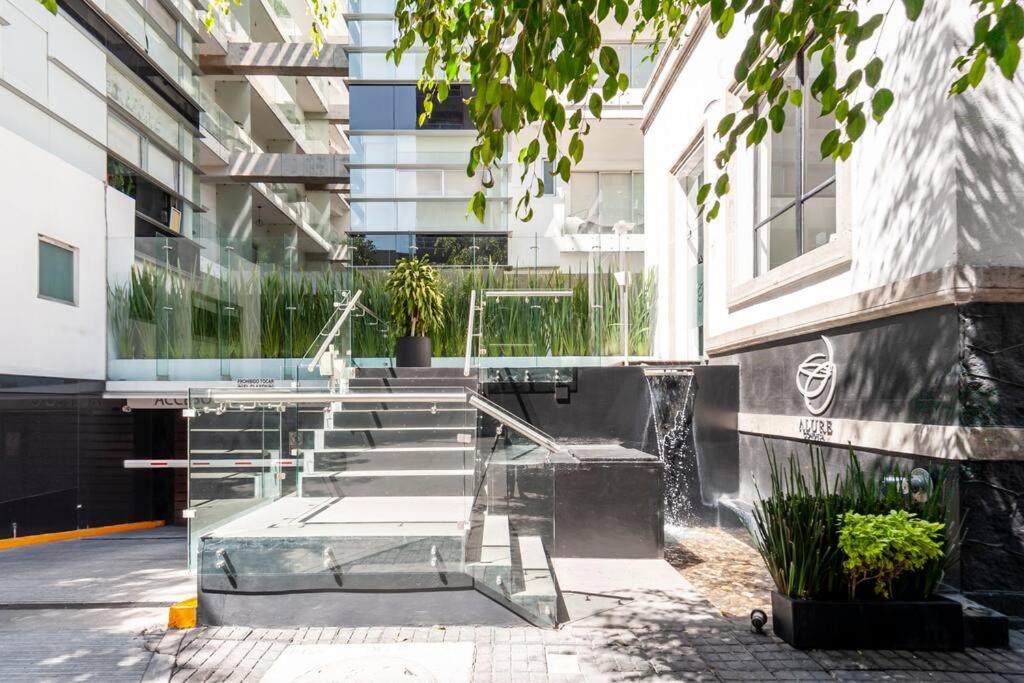 Hotel 600 sq ft in trendy area, 150 BPS fiber optic - Image 1