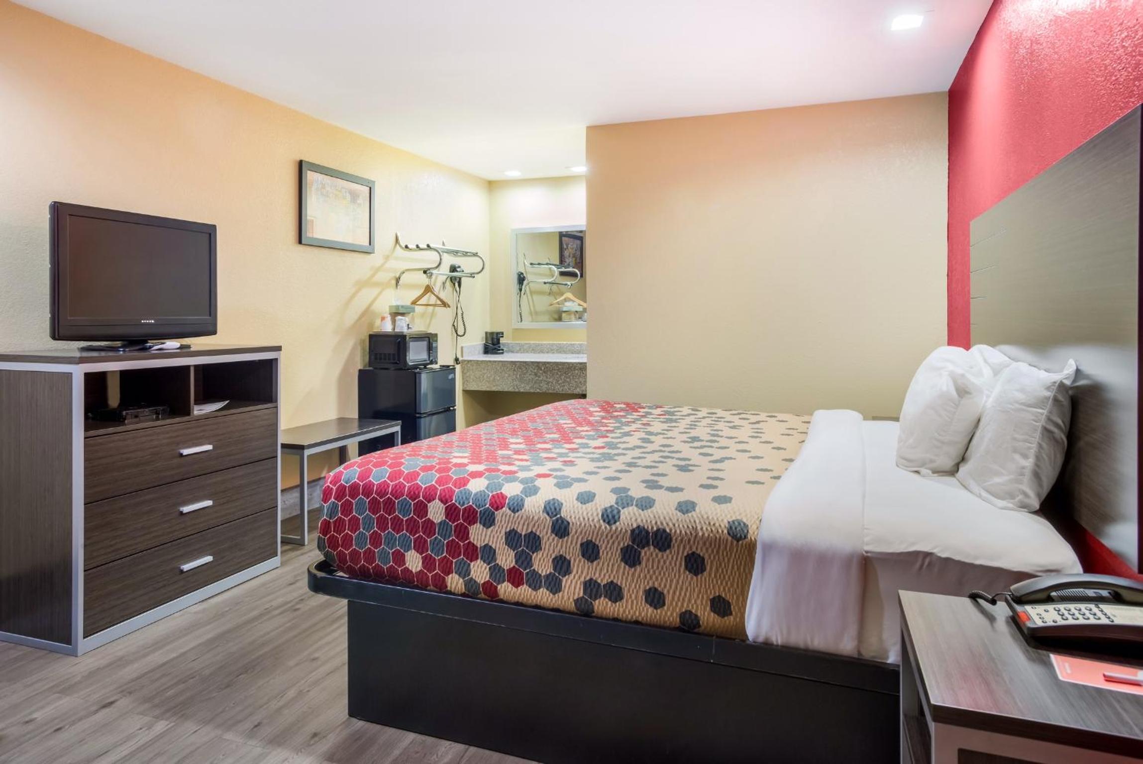 Lake Charles Vacations - Econo Lodge Lake Charles University Area - Property Image 2