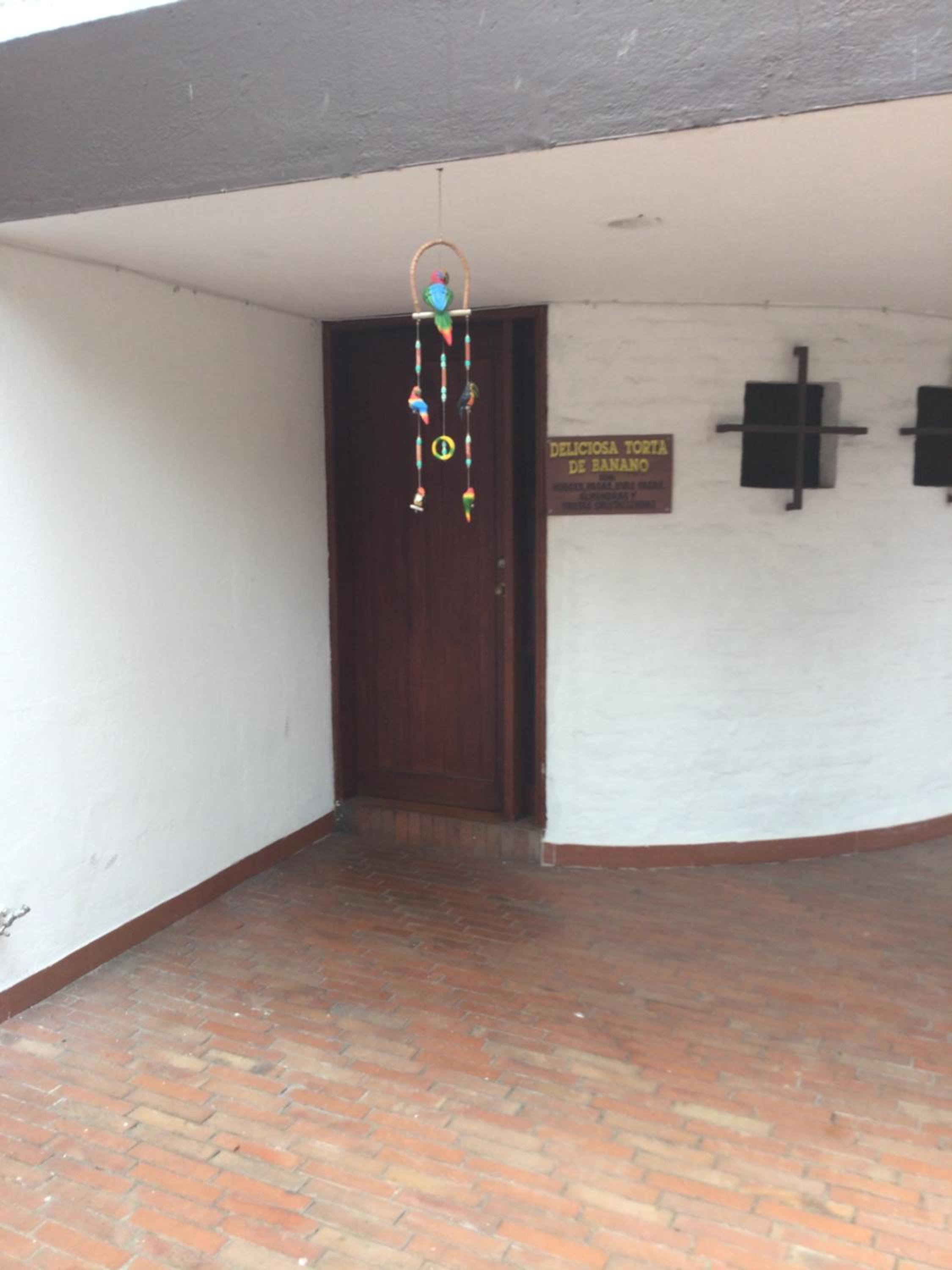 Beautiful Colonial House view 5