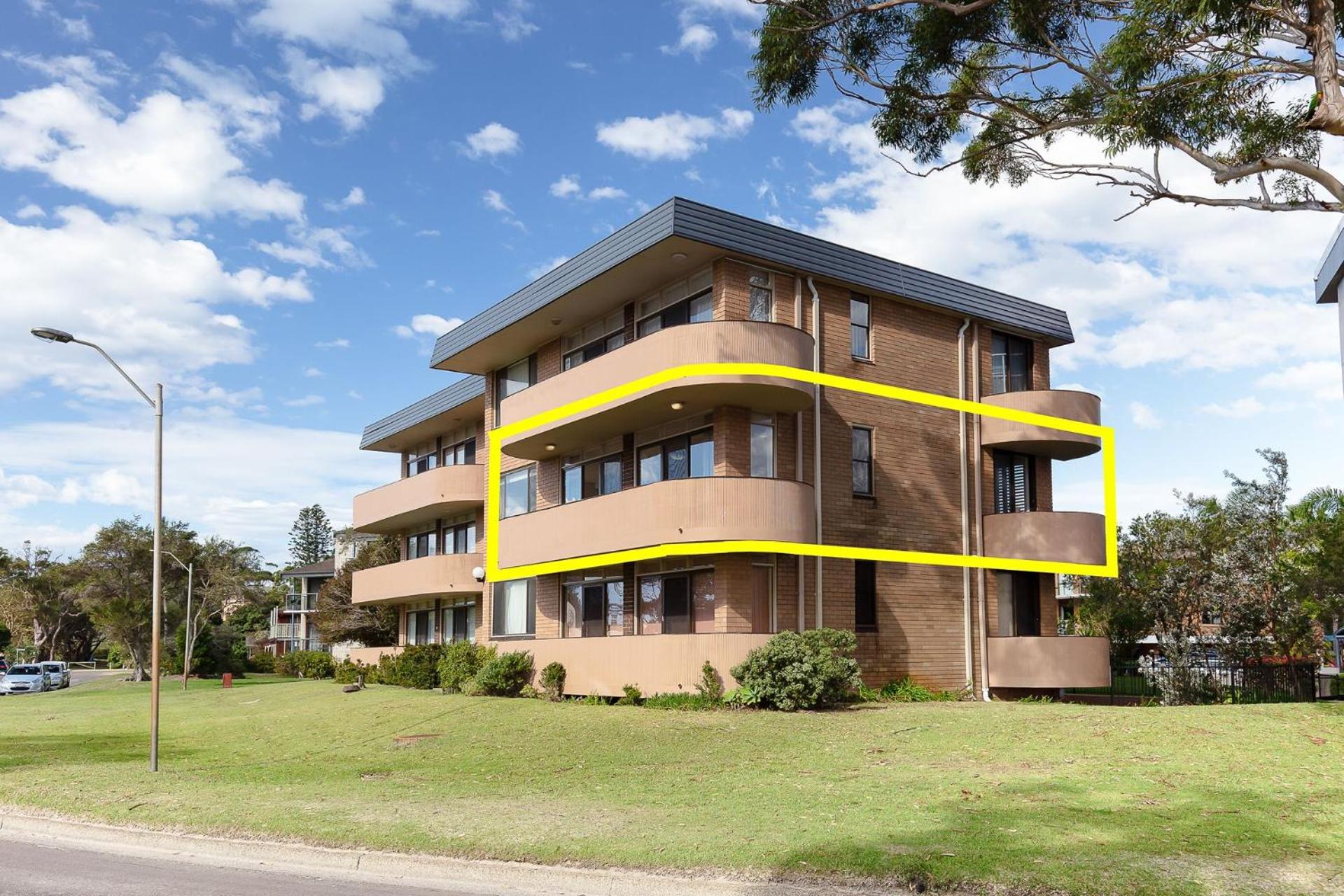 Hotel Columbia, 3 12 Columbia Close - large unit with fantastic water views and wifi - Image 1