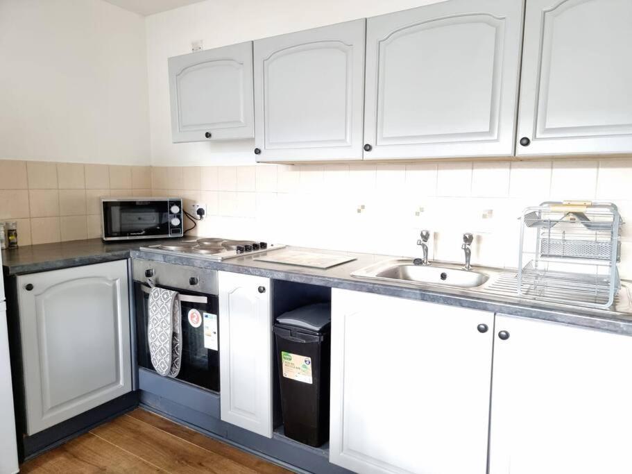 Two Bed Holiday Home with Free Parking in Inverness