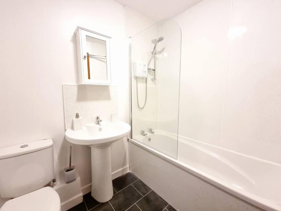 Two Bed Holiday Home with Free Parking in Inverness