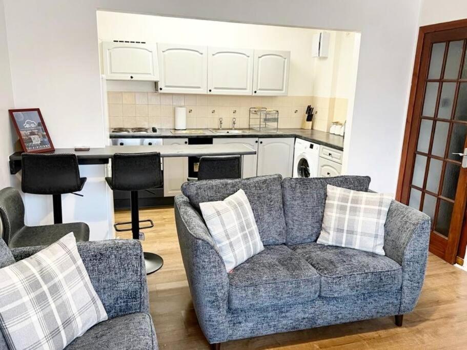 Two Bed Holiday Home with Free Parking in Inverness