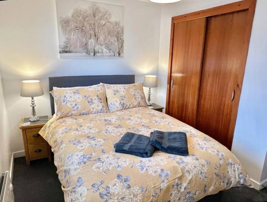 Two Bed Holiday Home with Free Parking in Inverness