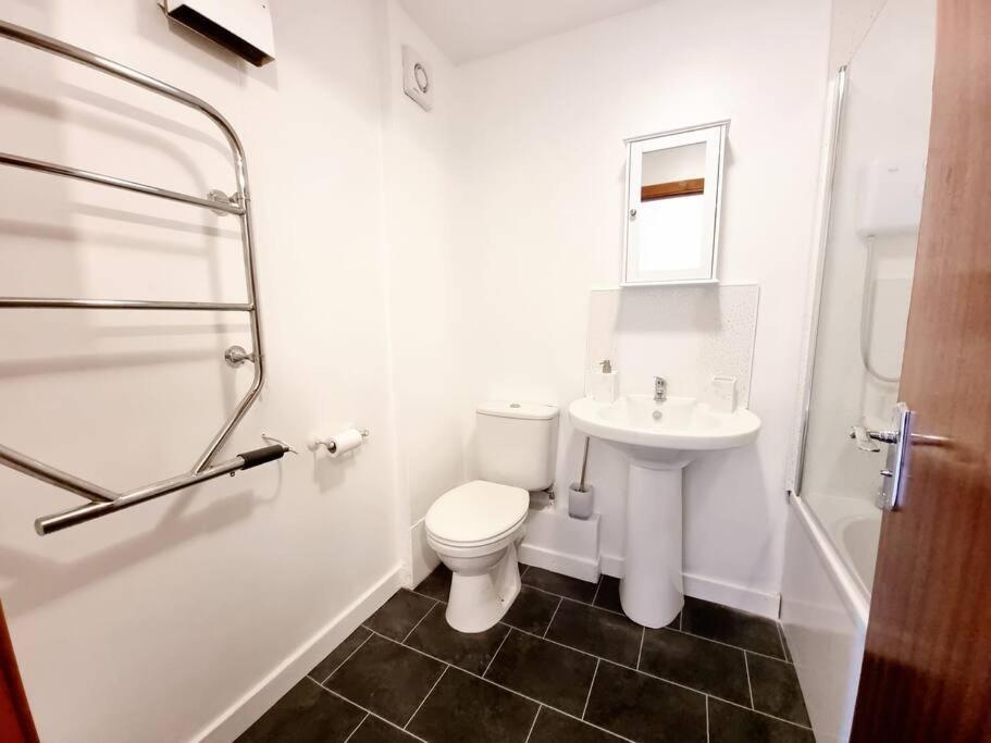 Two Bed Holiday Home with Free Parking in Inverness