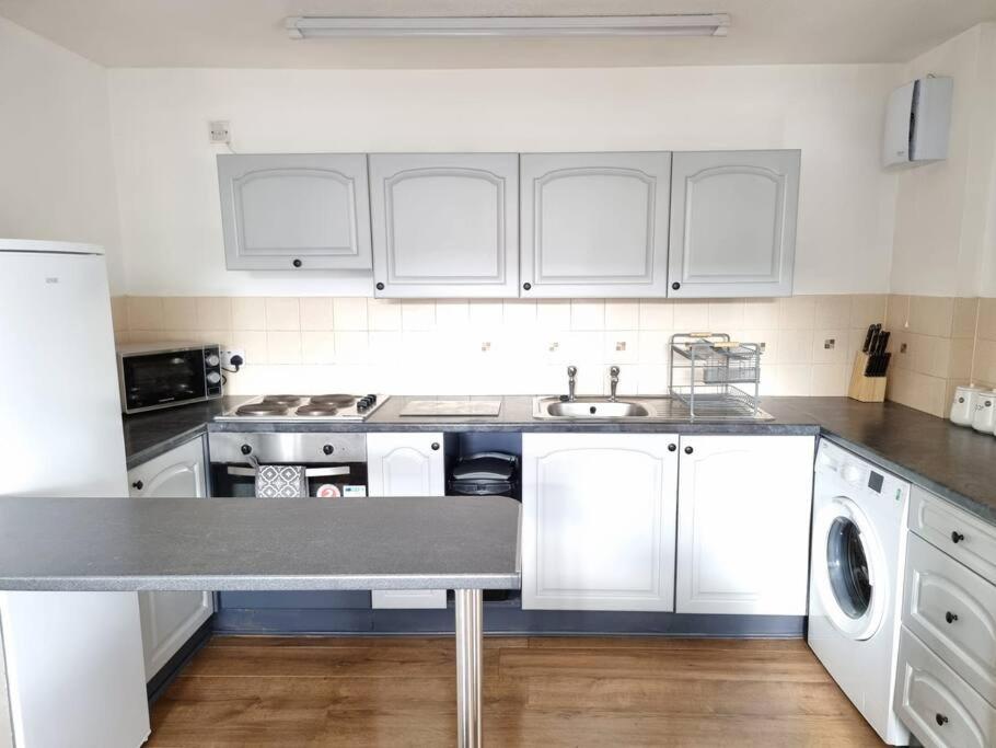 Two Bed Holiday Home with Free Parking in Inverness