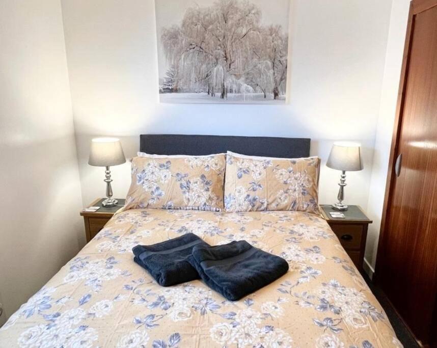 Two Bed Holiday Home with Free Parking in Inverness