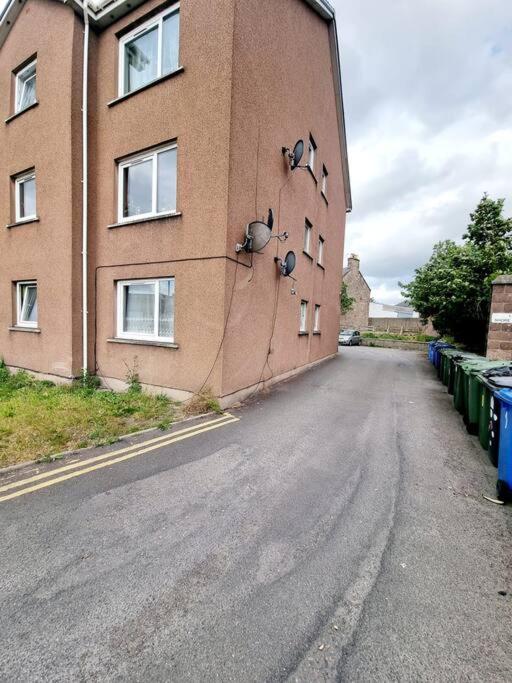 Two Bed Holiday Home with Free Parking in Inverness