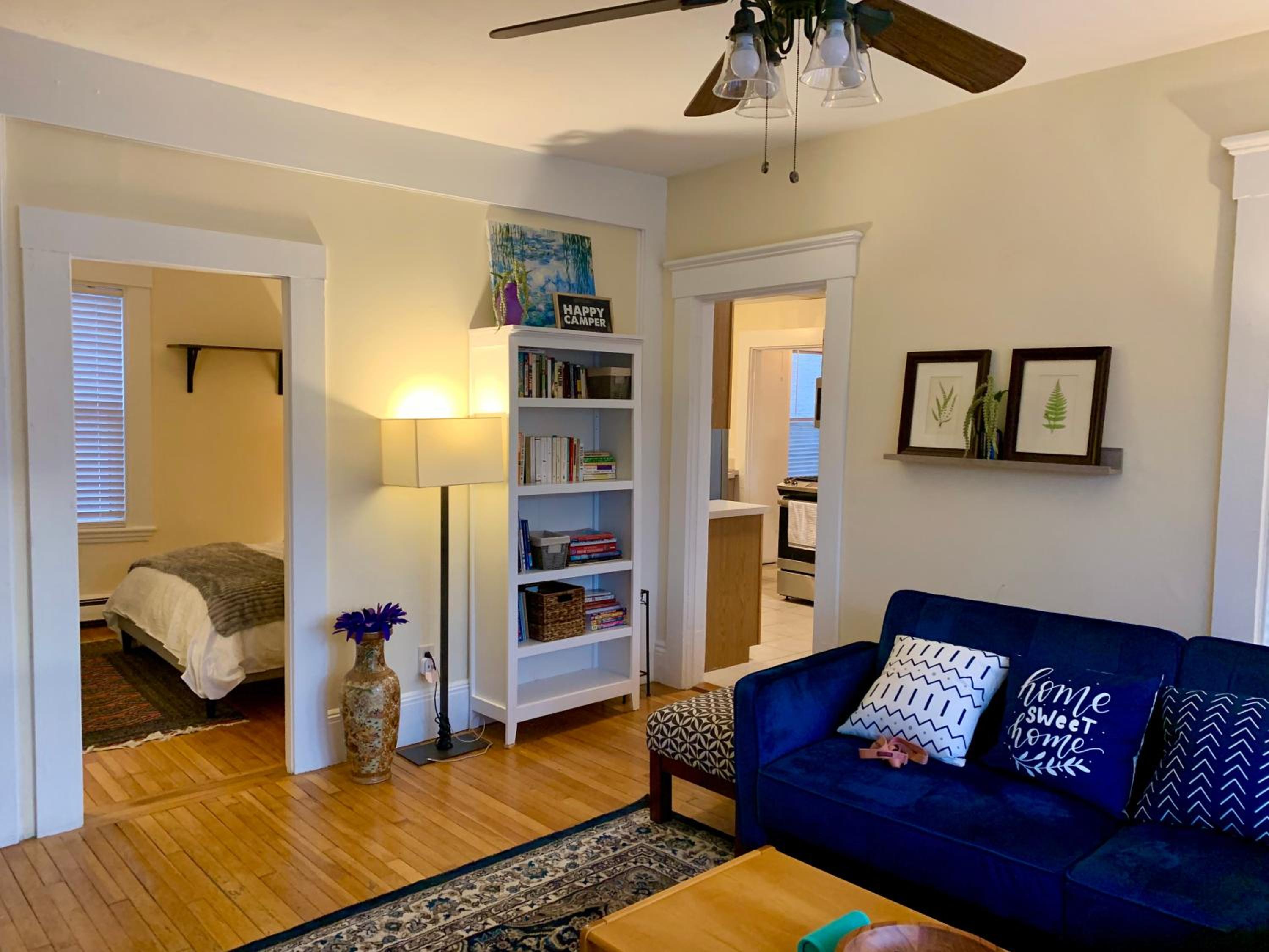 Bright 2 Br, Pets Welcome, Steps to Lake, Restaurants and Train view 5