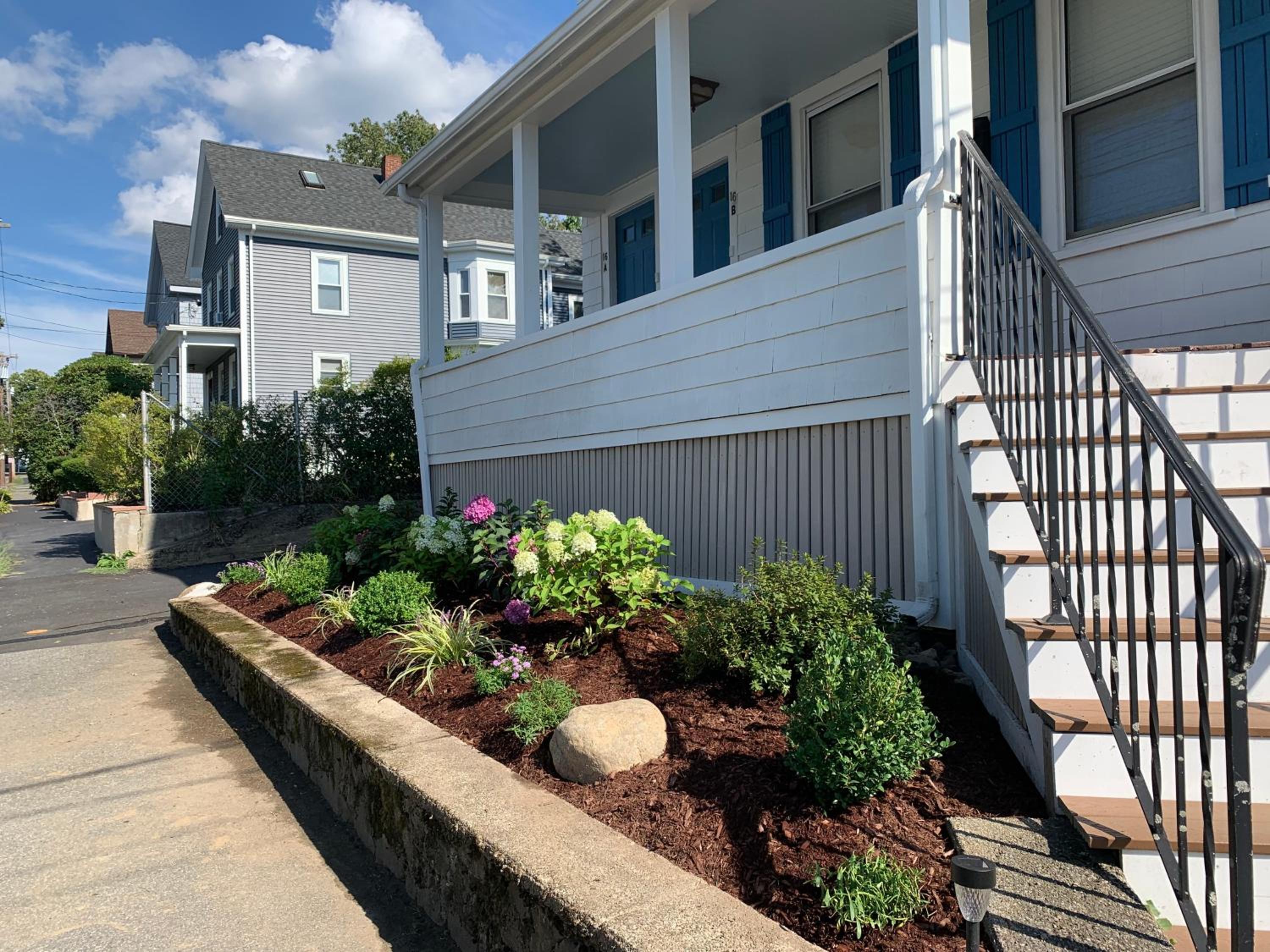 Bright 2 Br, Pets Welcome, Steps to Lake, Restaurants and Train view 2