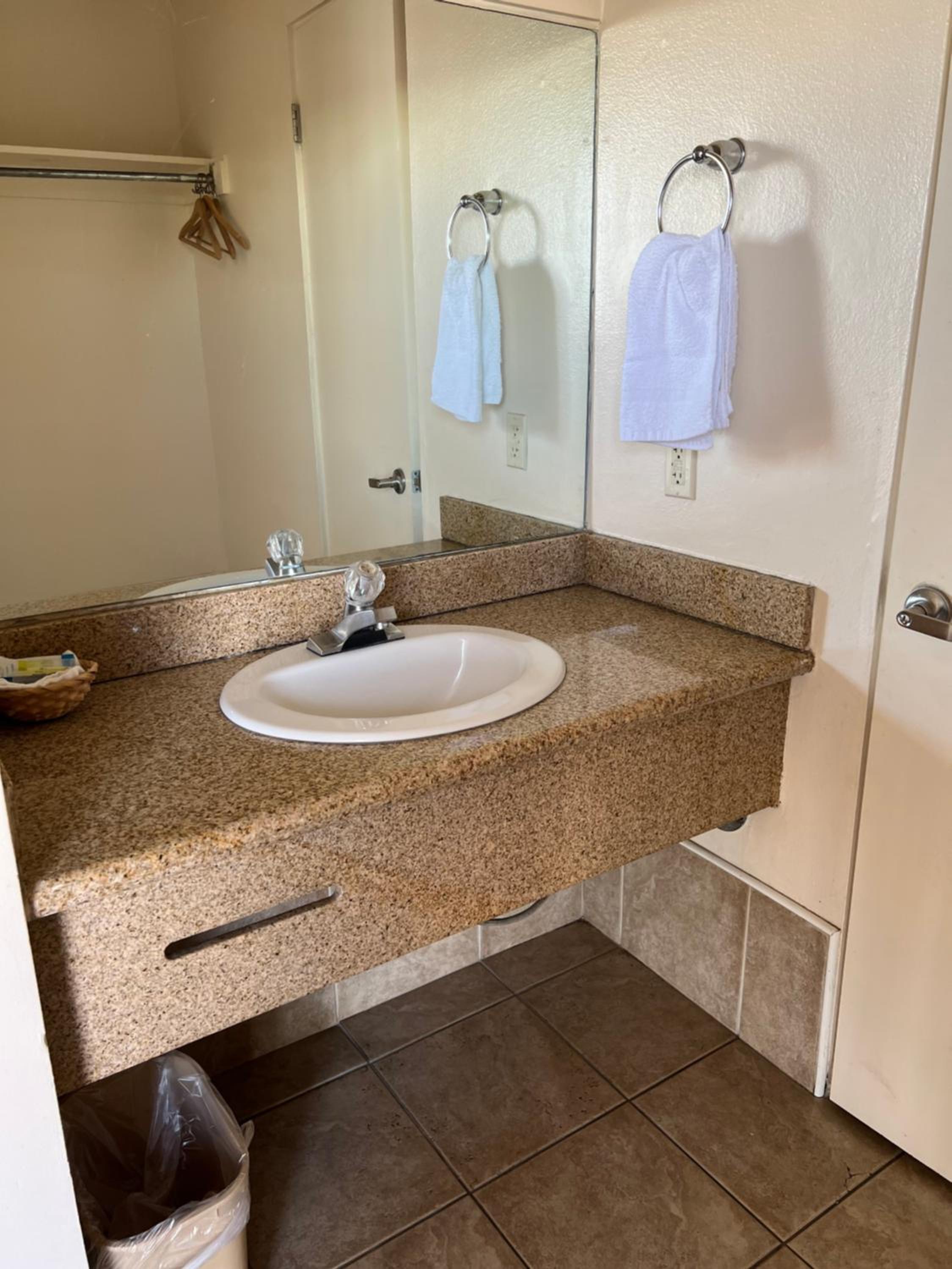 Economy Inn Fresno Yosemite '''NEWLY REMODELED'''