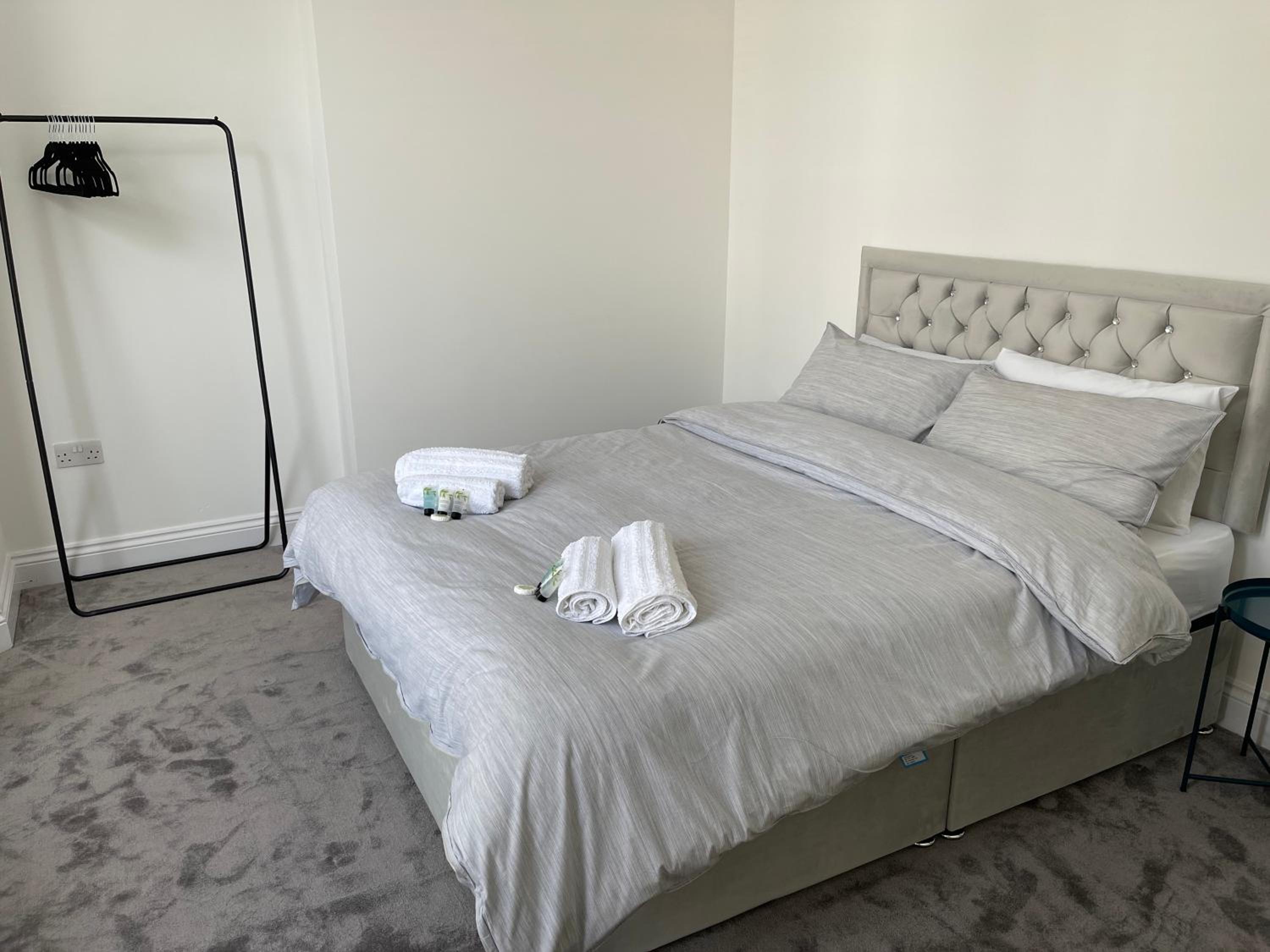 Spacious 2-Bed Apartment with free parking view 4