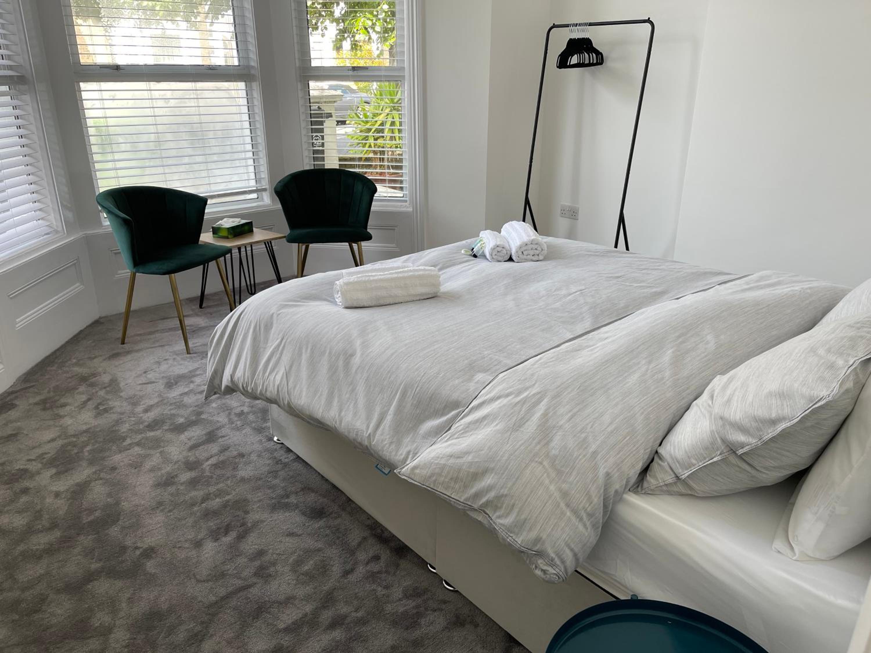 Spacious 2-Bed Apartment with free parking view 3