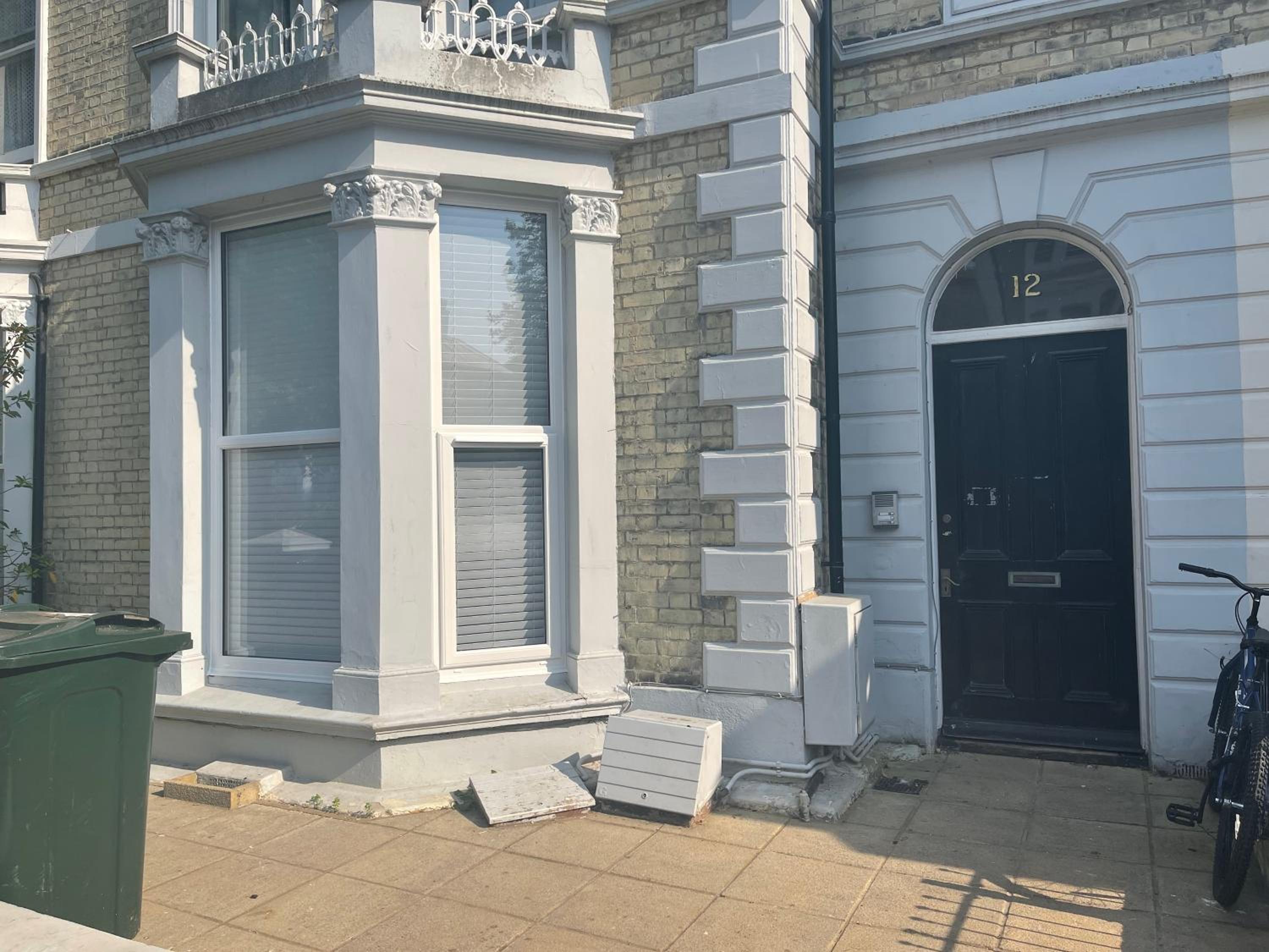 Spacious 2-Bed Apartment with free parking view 2