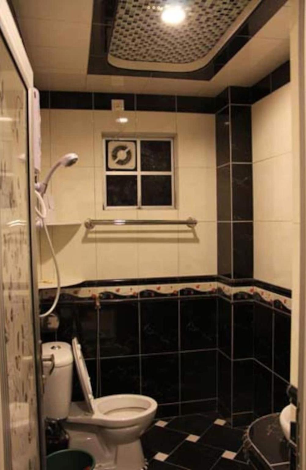 Crown Imperial Court Apartment (Madam Ng)1 photo 4