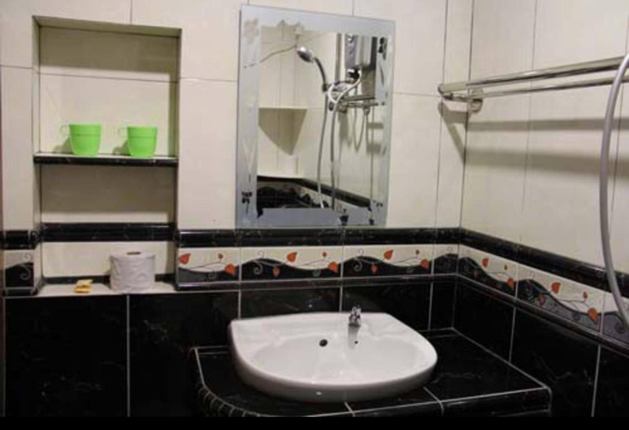Crown Imperial Court Apartment (Madam Ng)1 photo 5