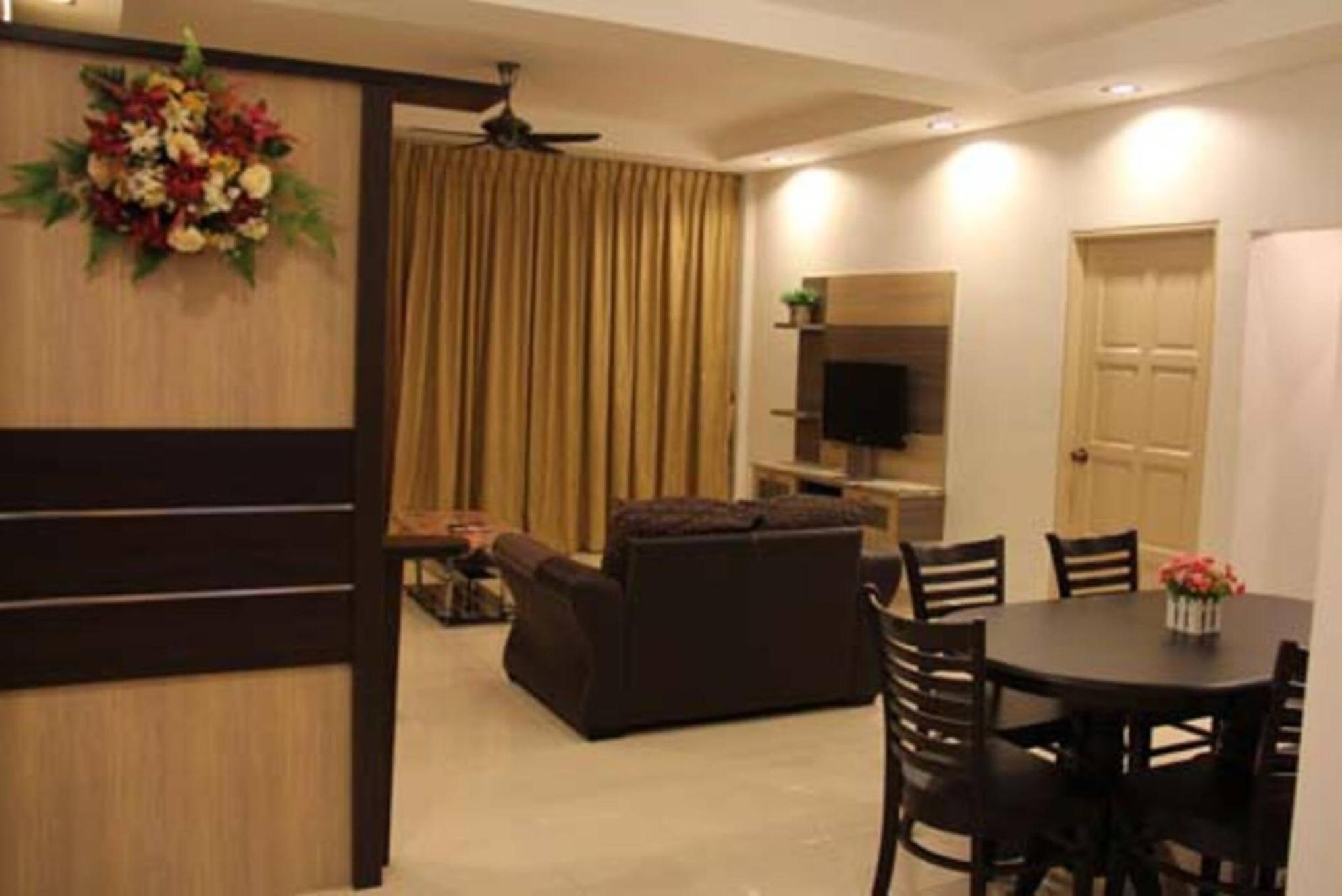 Crown Imperial Court Apartment (Madam Ng)1 photo 7
