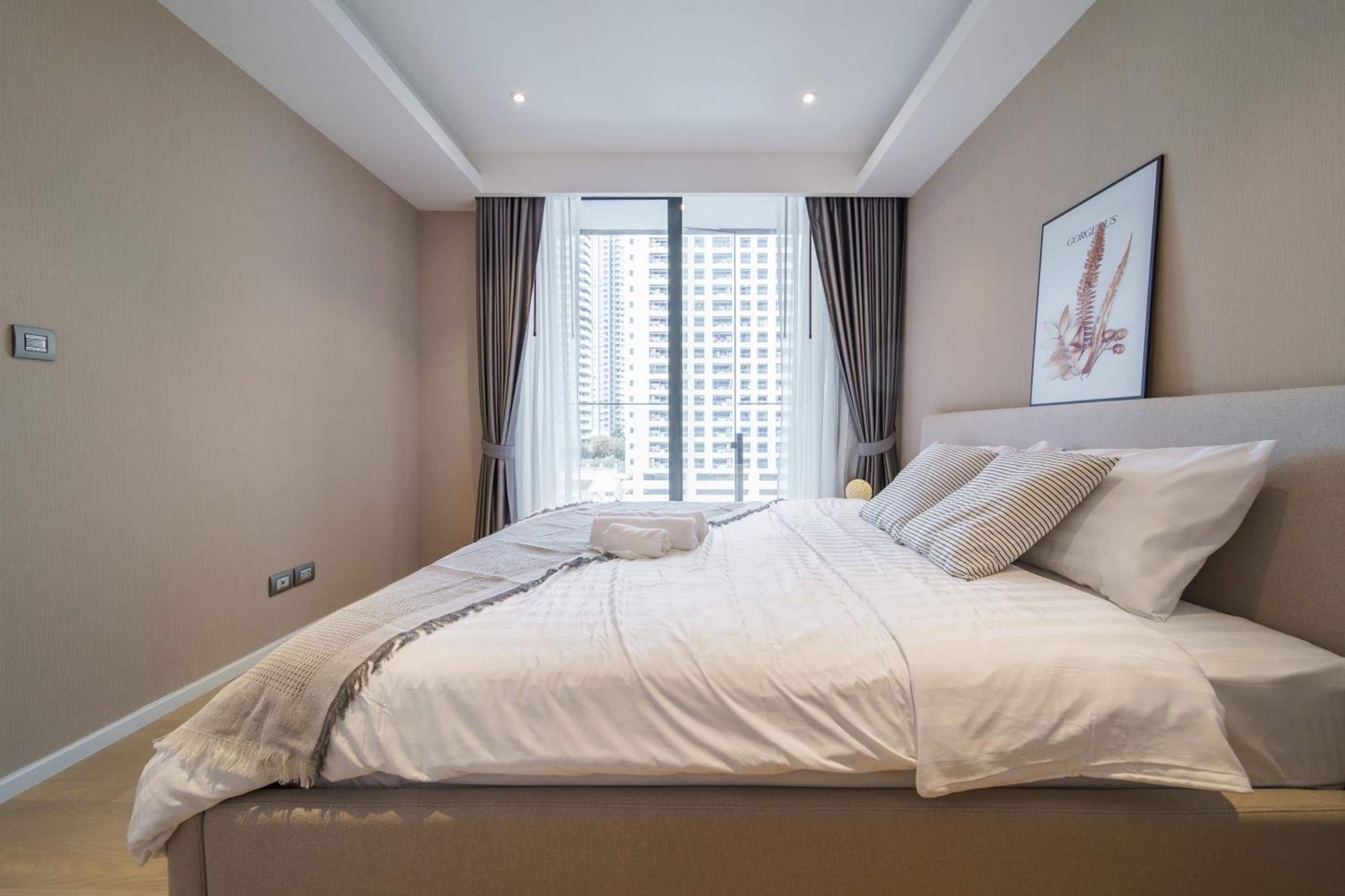 Circle Sukhumvit 11#Luxury#Pool#Gym#BTS Nana&MRT Sukhumvit#1BR#Max2ppl