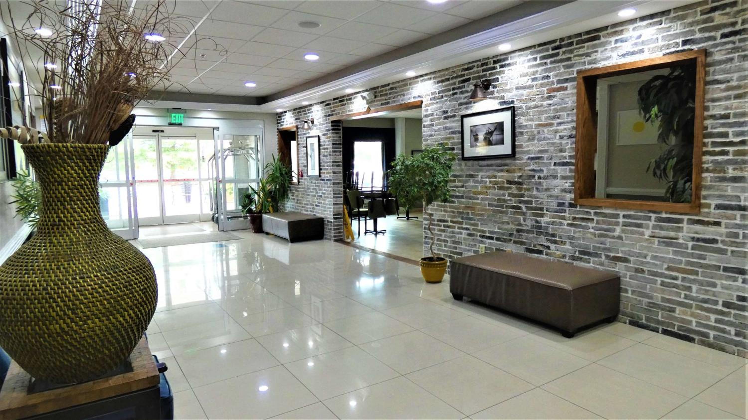 Ridgeland Vacations - Days Inn  Suites by Wyndham Savannah North I-95 - Property Image 3