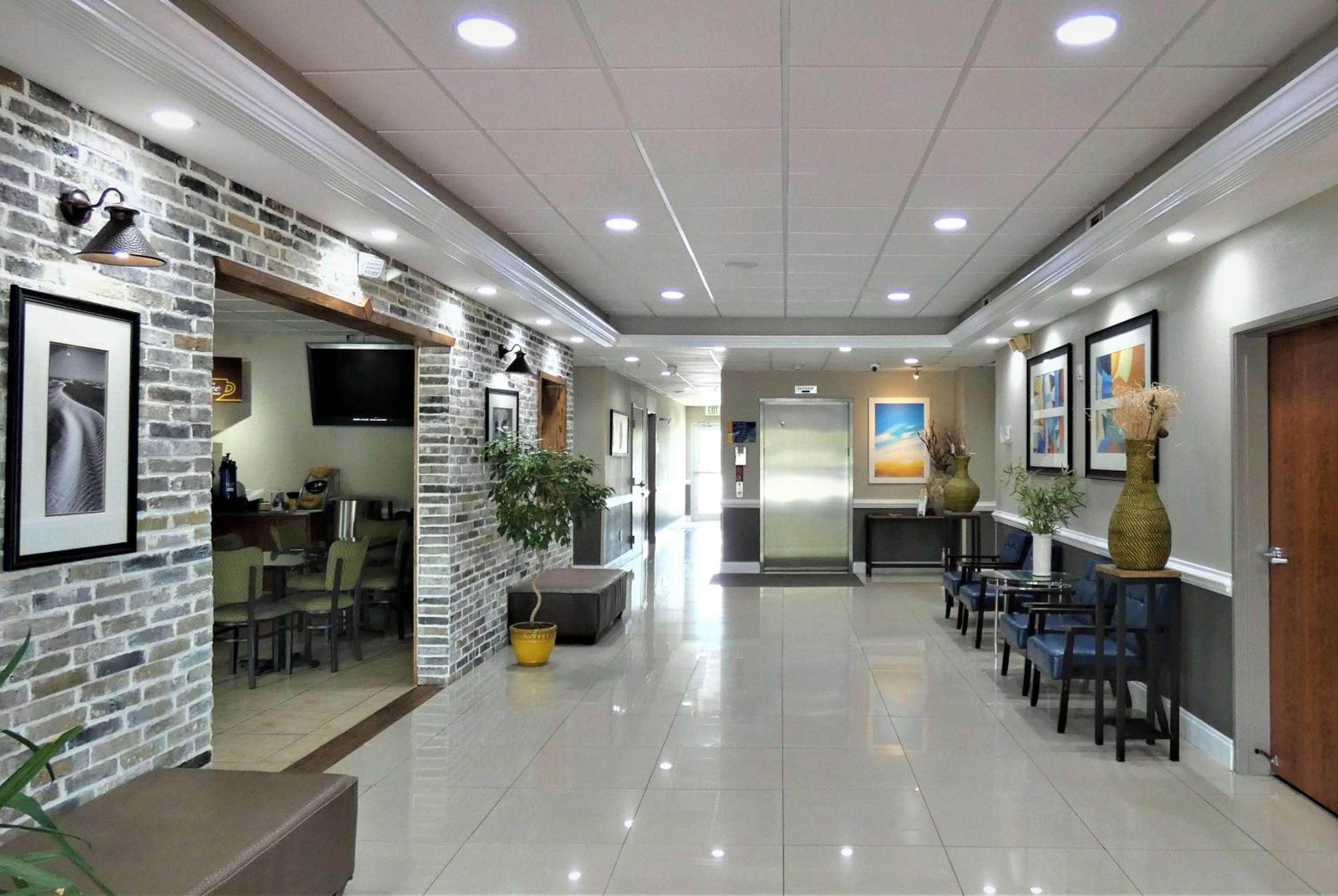 Ridgeland Vacations - Days Inn  Suites by Wyndham Savannah North I-95 - Property Image 4