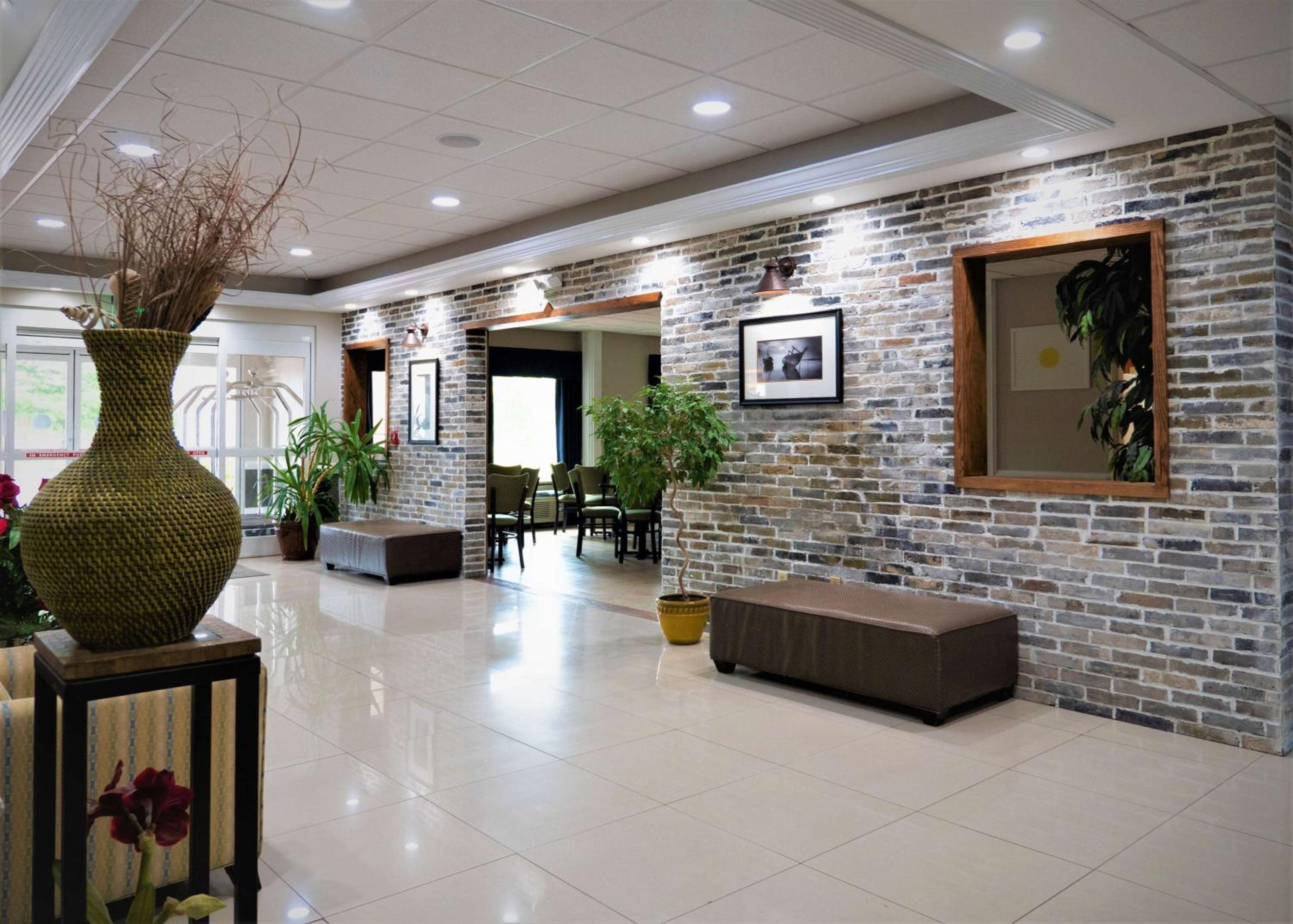 Ridgeland Vacations - Days Inn  Suites by Wyndham Savannah North I-95 - Property Image 5
