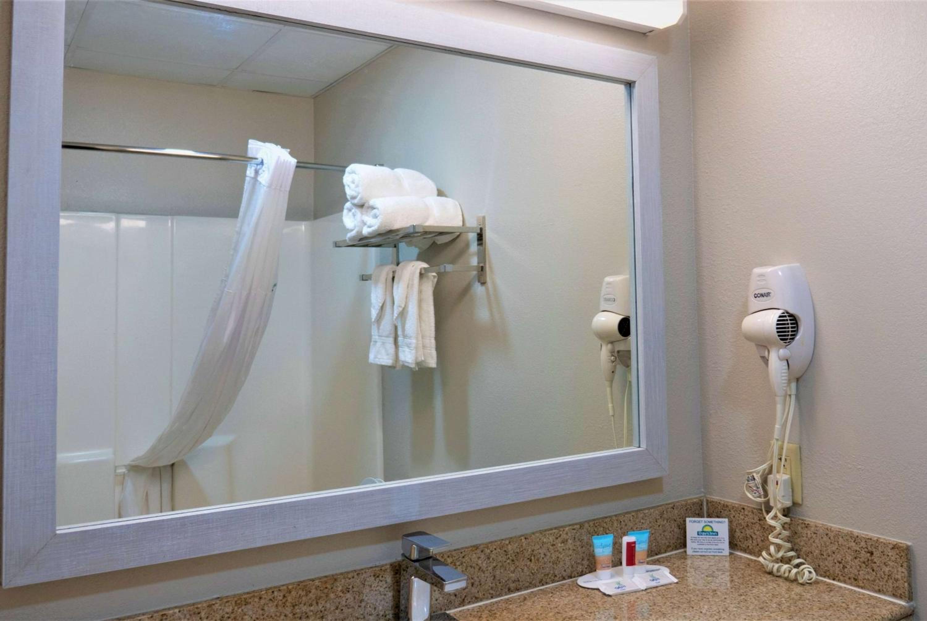 Port Wentworth Vacations - Days Inn  Suites by Wyndham Savannah North I-95 - Property Image 2