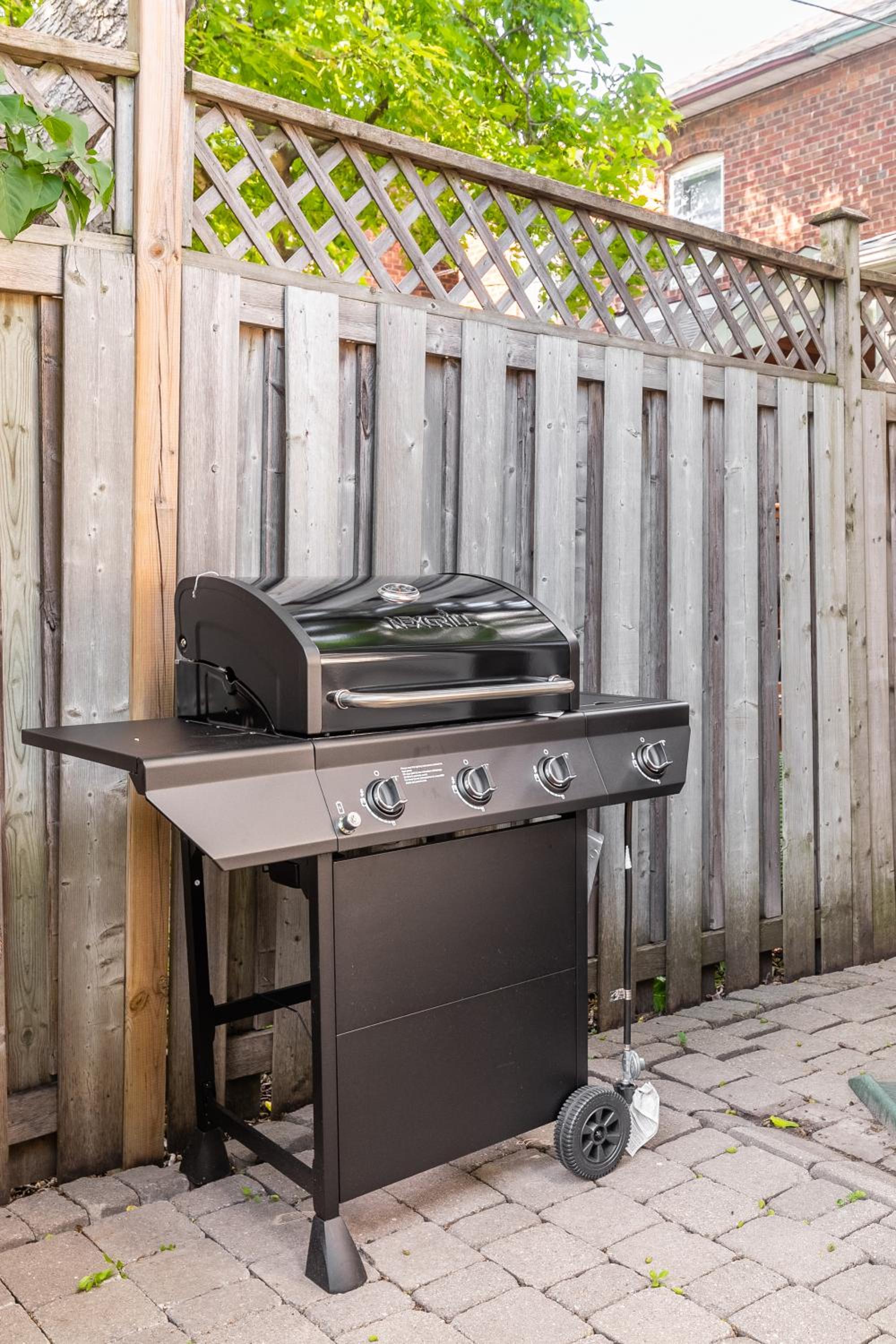 Cozy 5 Bedroom House in Downtown Toronto by GLOBALSTAY