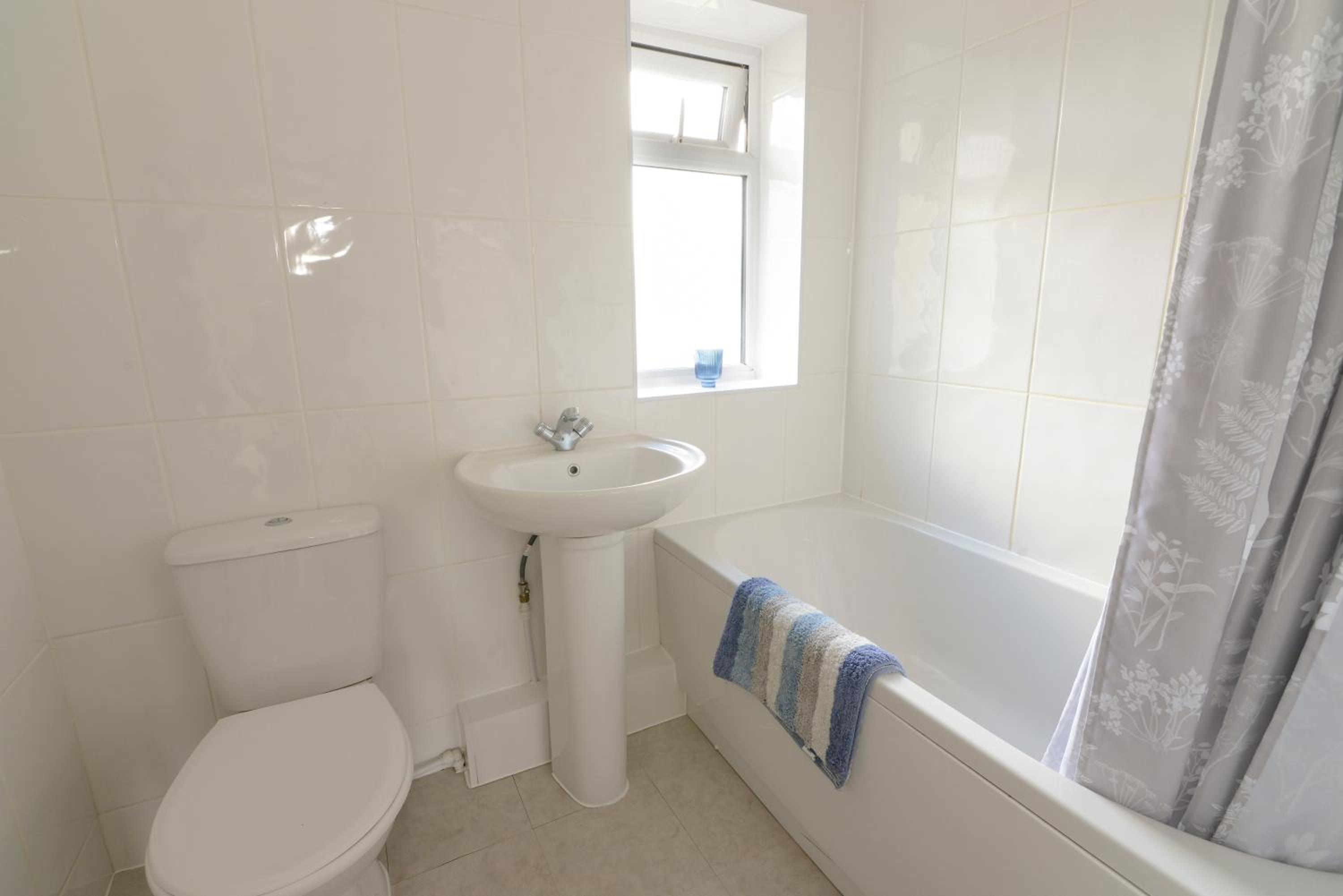 Alderton House - Spacious 3 Bed with Parking view 4