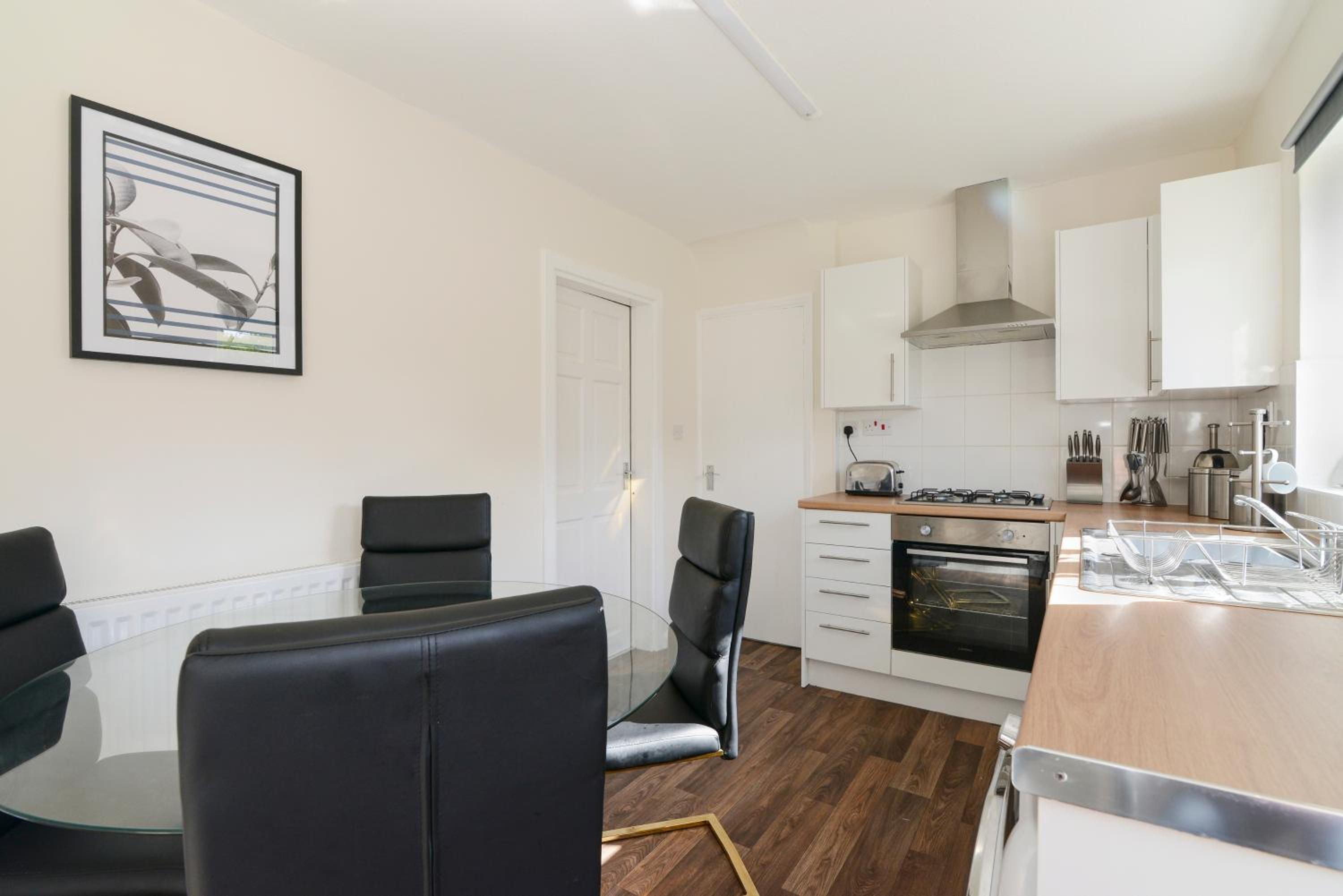 Alderton House - Spacious 3 Bed with Parking view 3