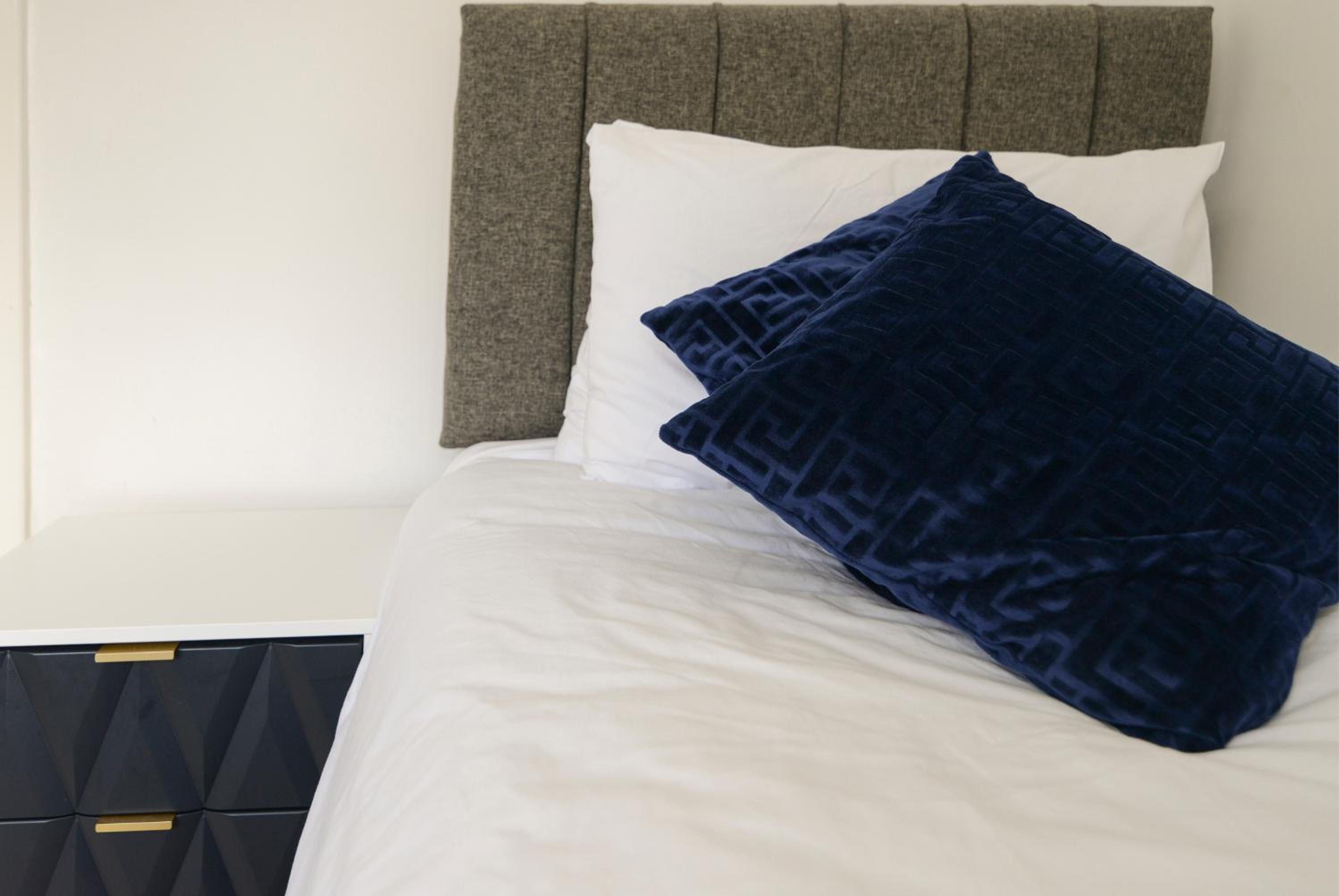 Alderton House - Spacious 3 Bed with Parking view 5