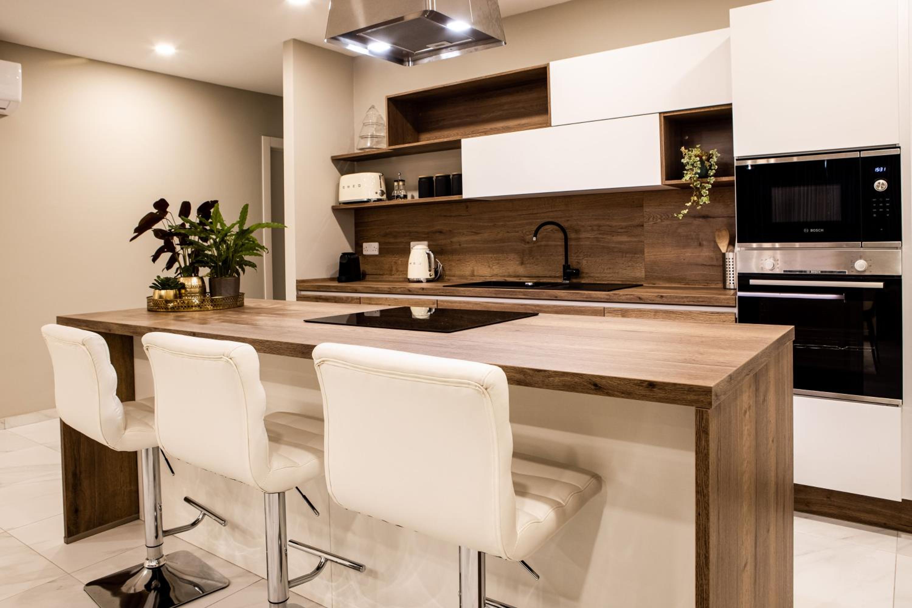 Modern - Central - Close to Beach - 5 Star rating APT photo 2