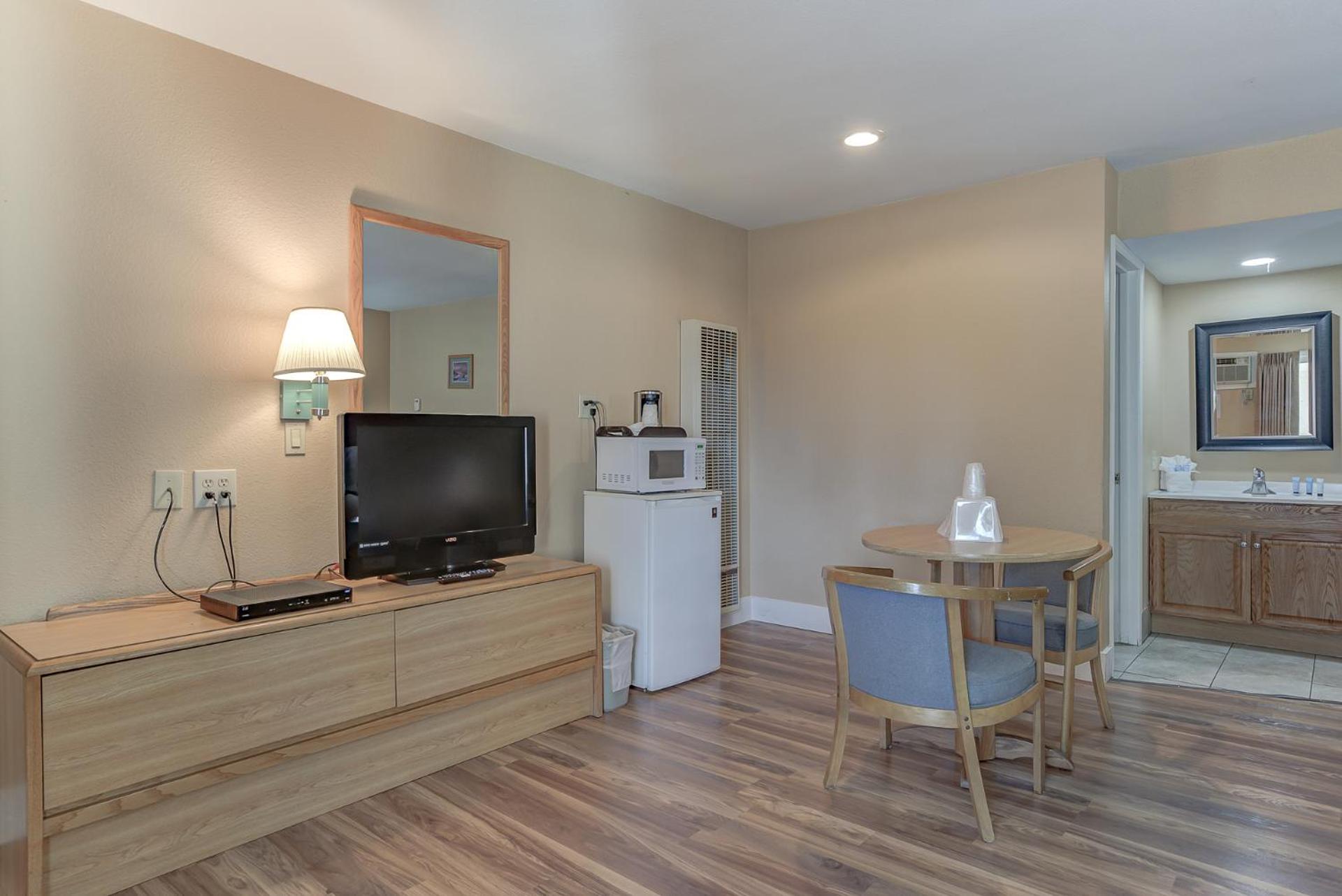 Shasta Pines Motel & Suites