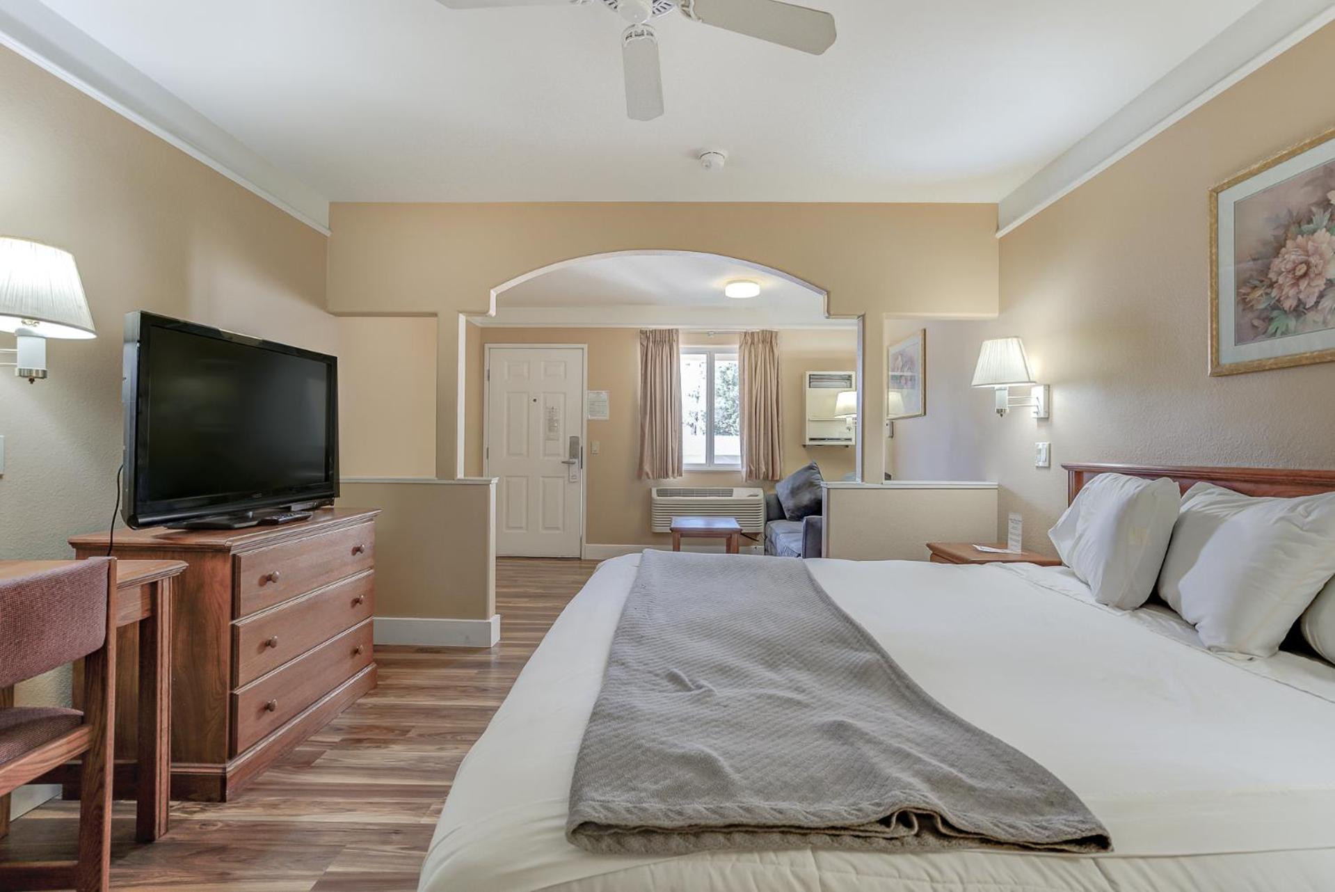Shasta Pines Motel & Suites