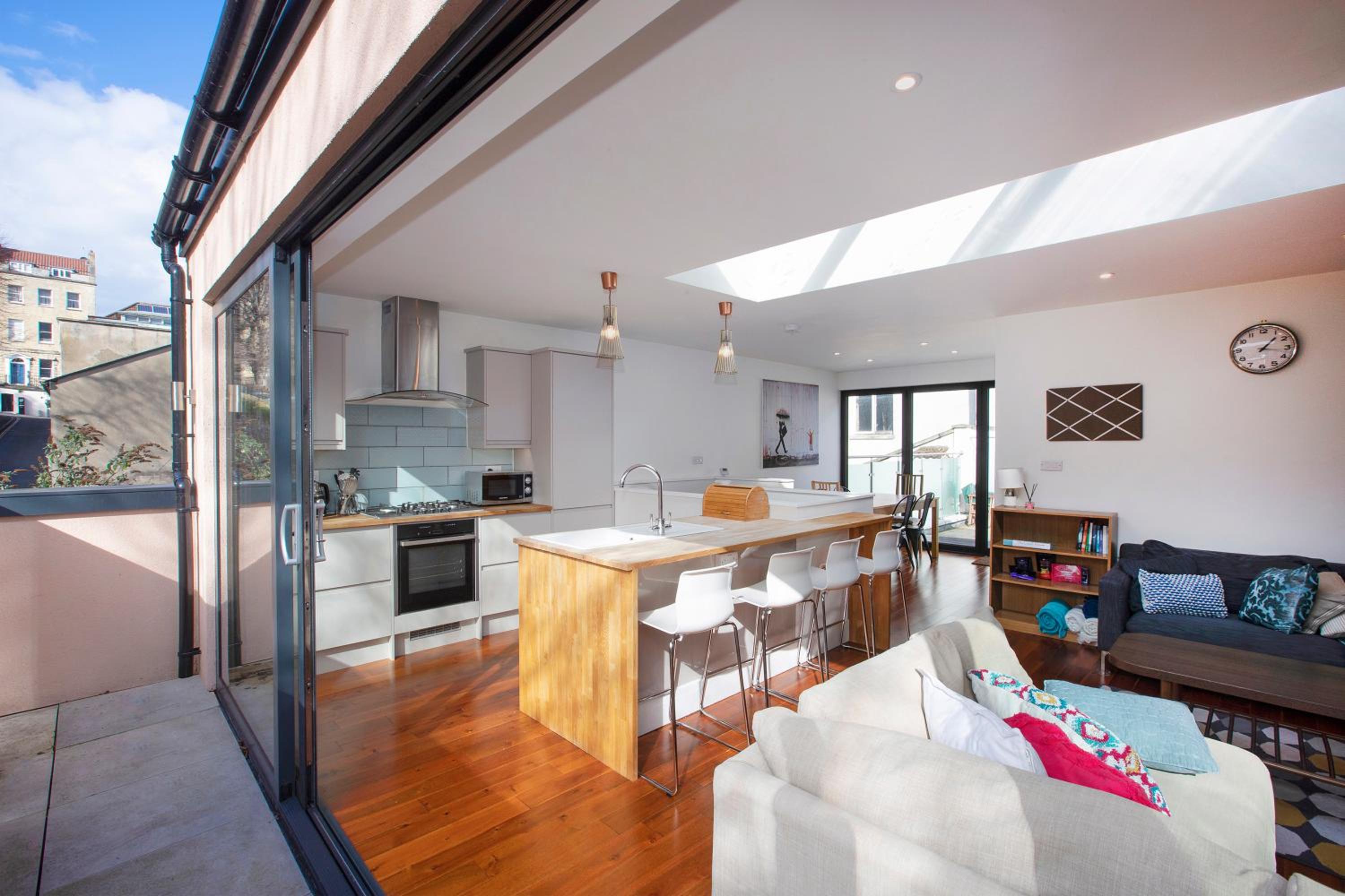 Large family, city centre Coach House view 3
