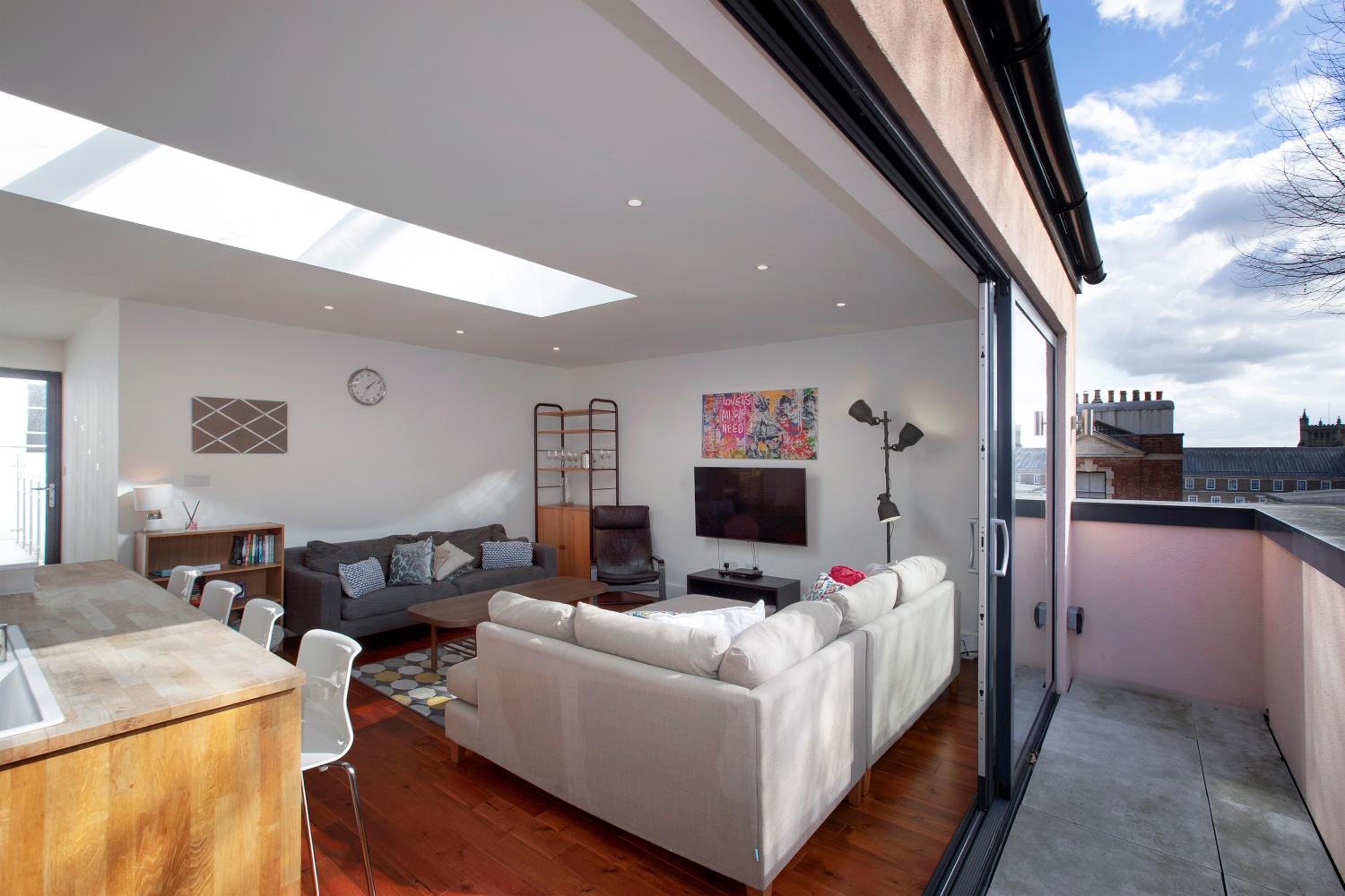 Large family, city centre Coach House view 4