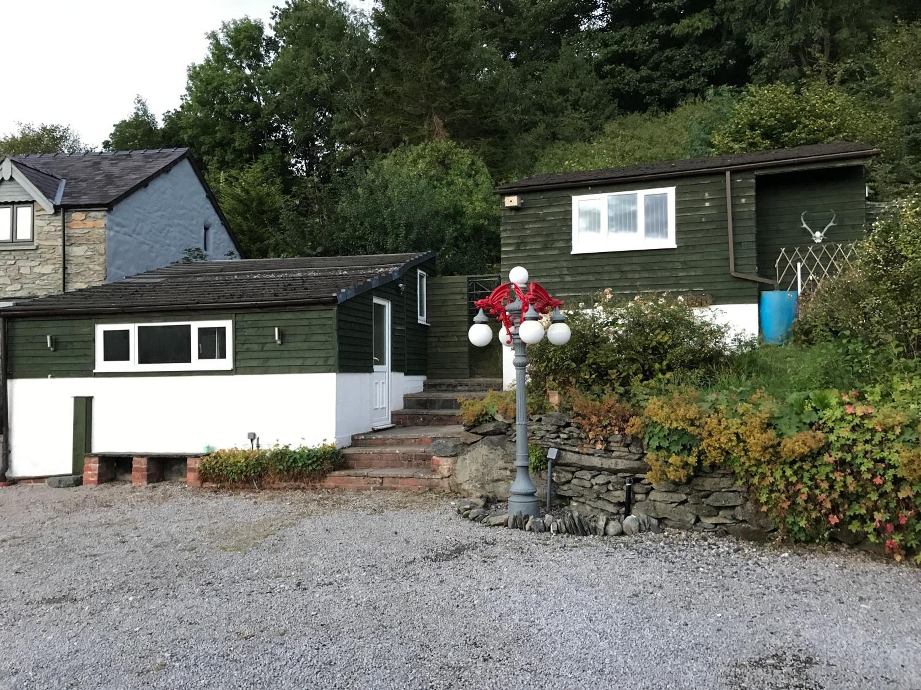 Poplar Lodge, Dee Valley Stays - cosy microlodge with detached private shower & WC