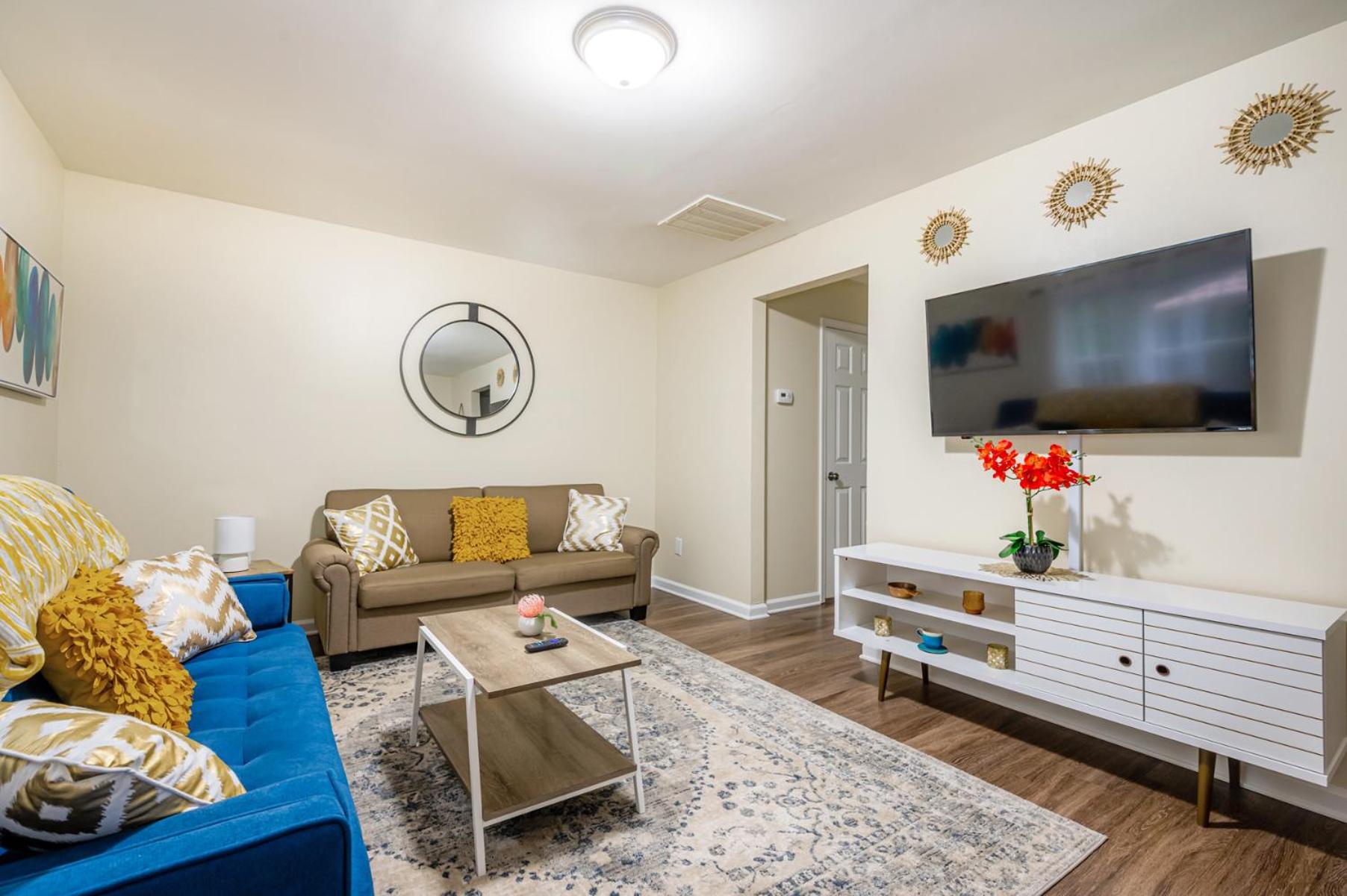 Serine Space - Townhome - King Bed - Duke - Long Term Stays view 5