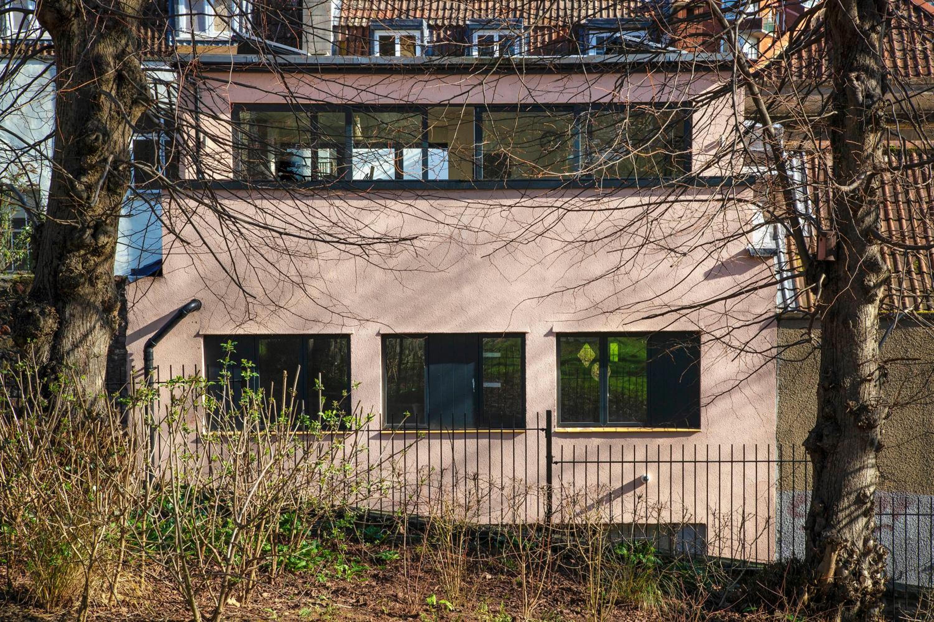 Large family, city centre Coach House view 2