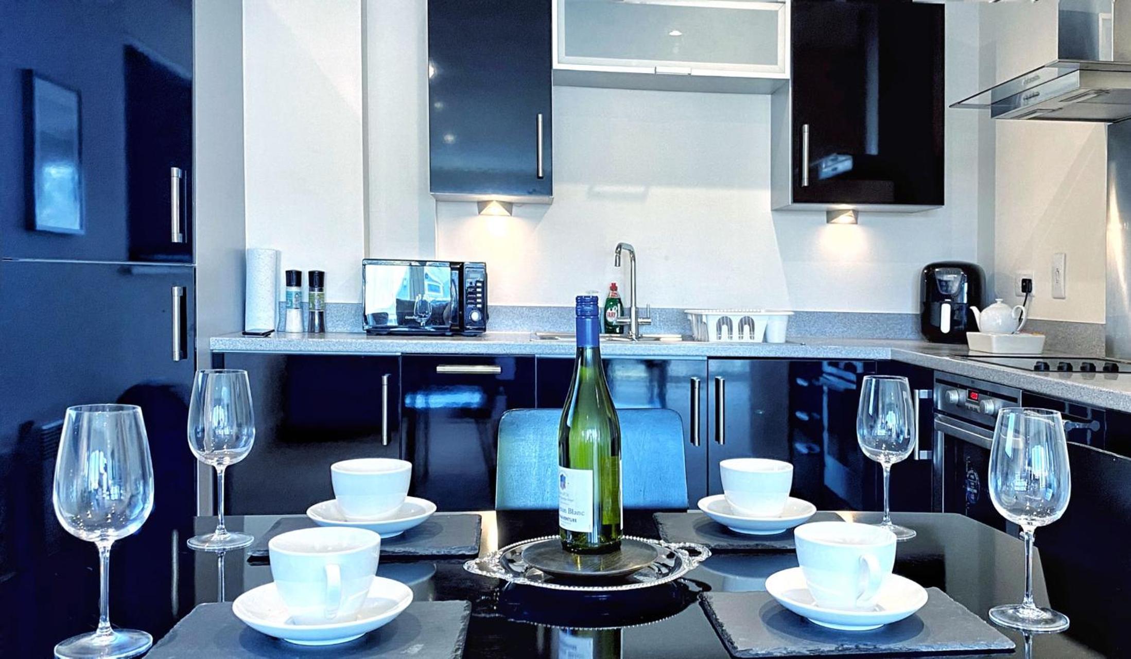 Artistic and luxurious APT with Sea view. Beach side view 3