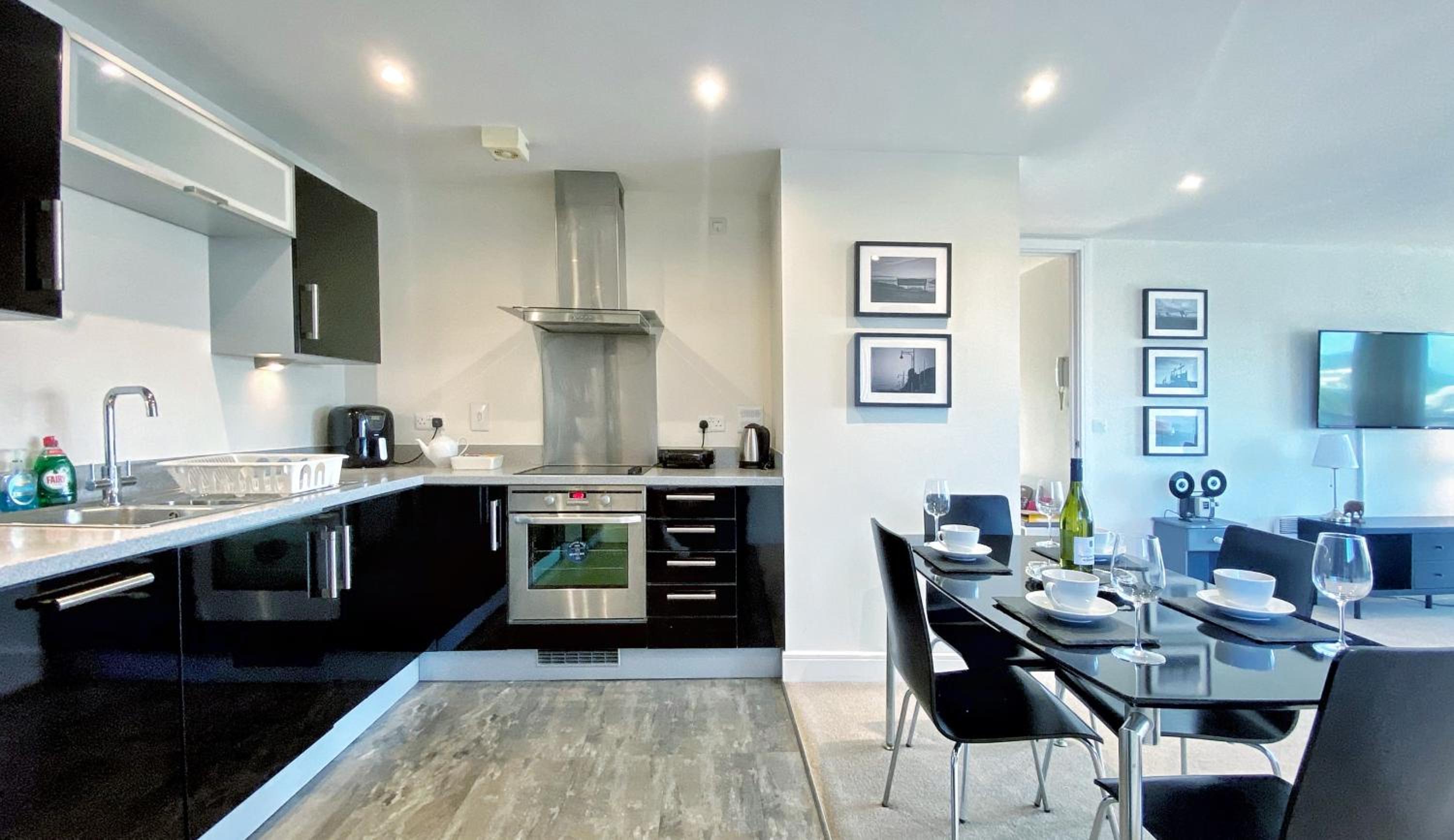 Artistic and luxurious APT with Sea view. Beach side view 4