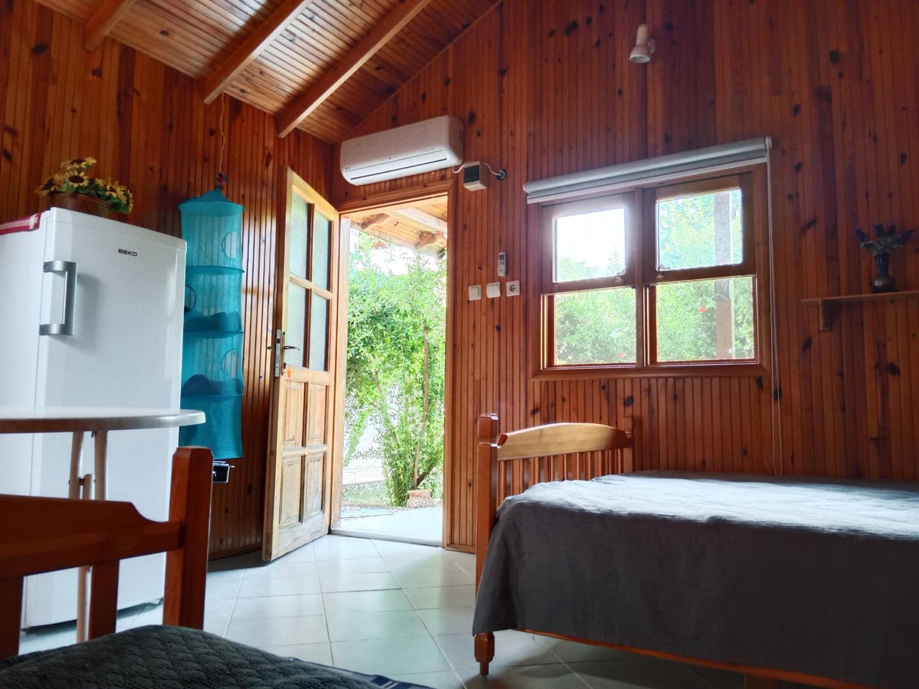 Bungalow with access to a large garden near beach view 4