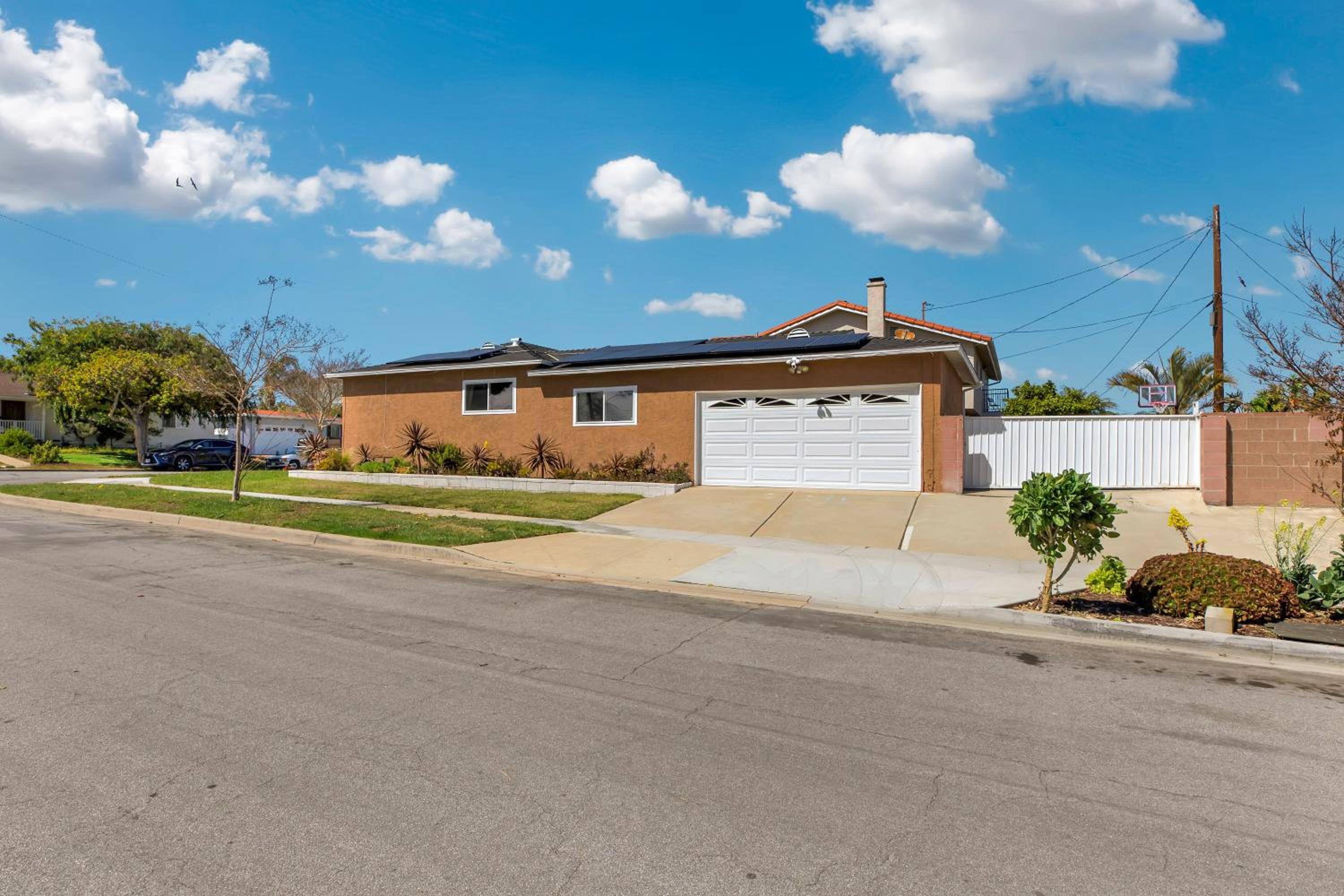 LUX -- A Perfect Home in South Bay 10 Mins to Beaches view 3