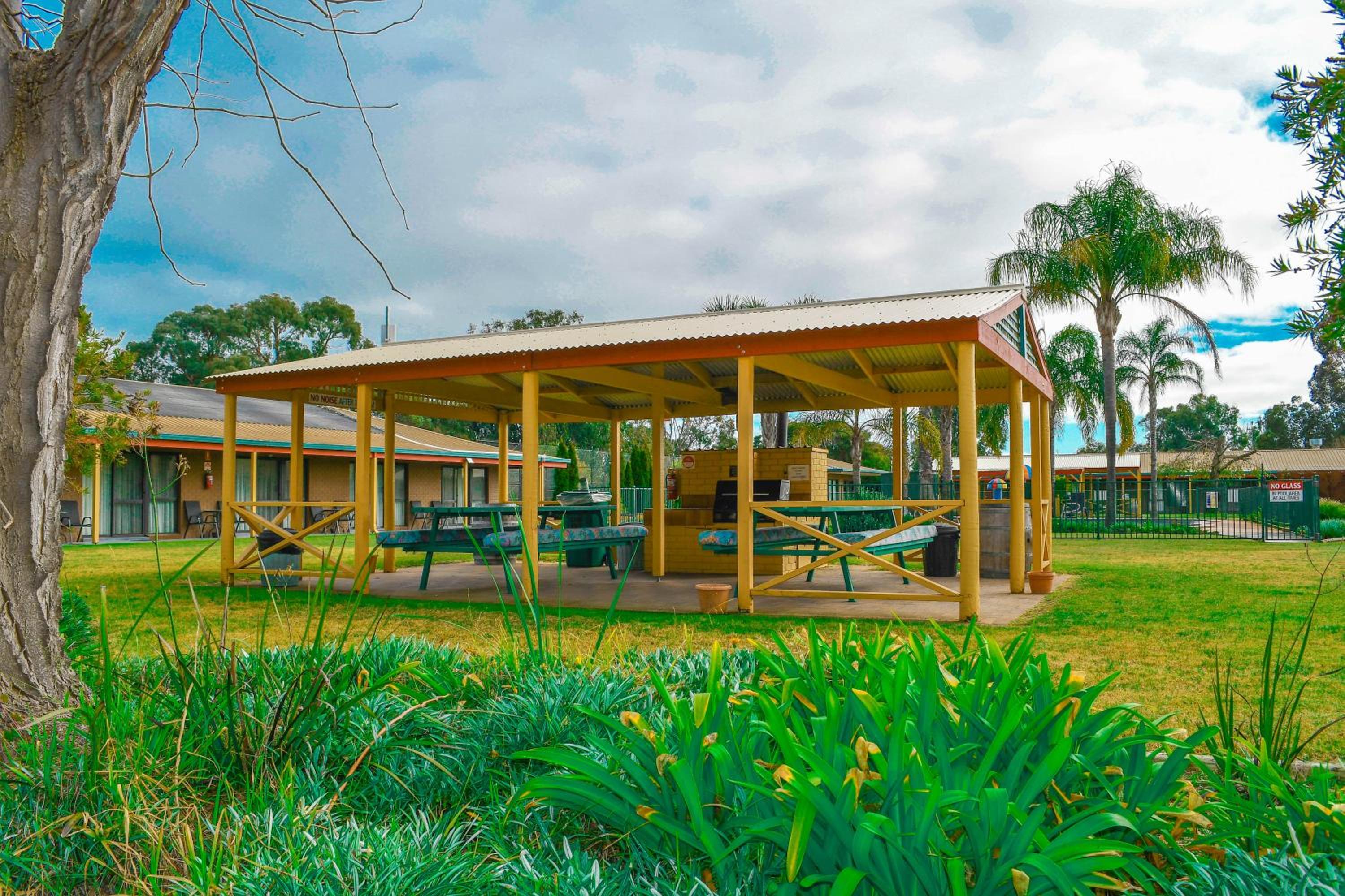 Barooga Country Inn Motel
