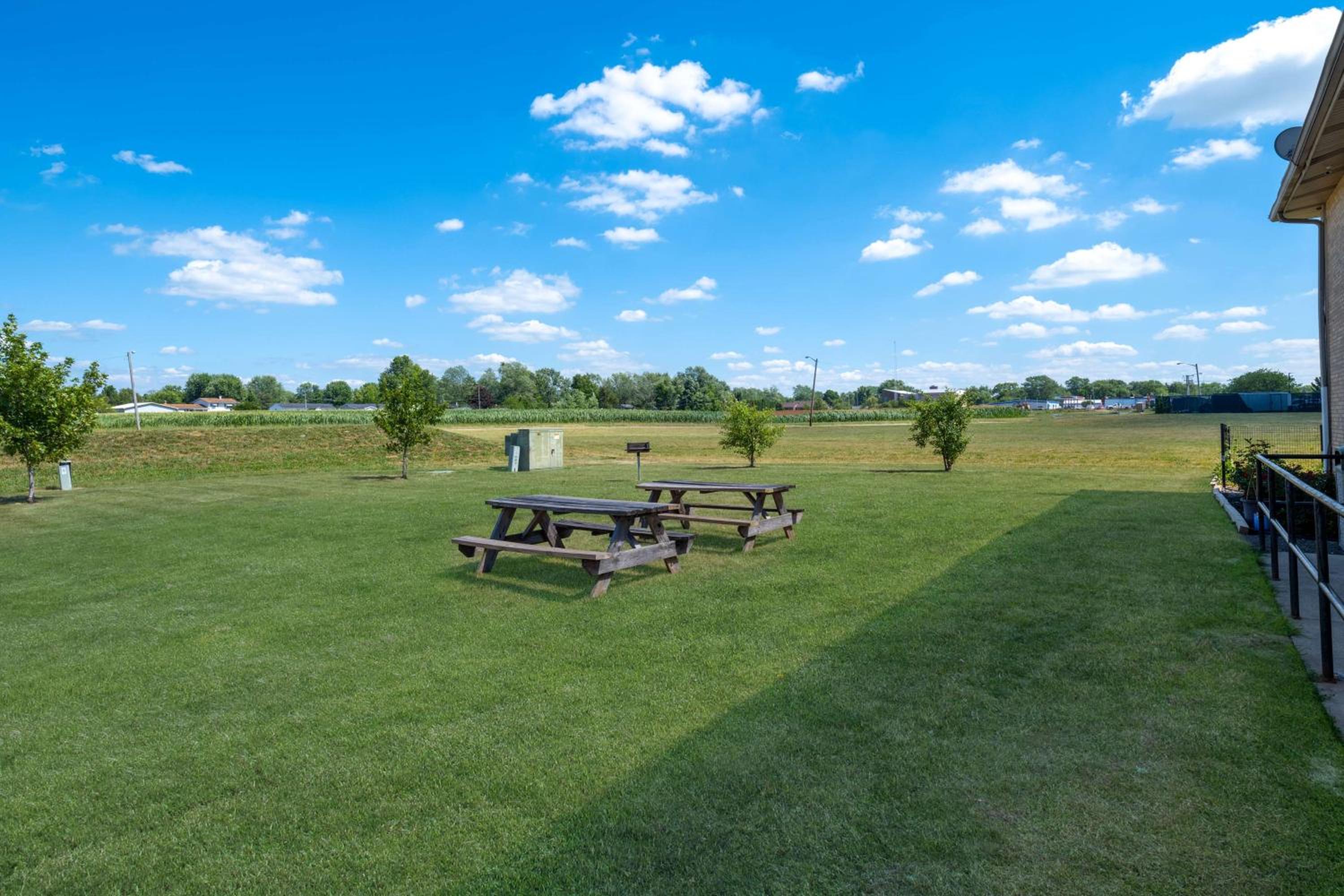 Kokomo Vacations - Super 8 by Wyndham Kokomo - Property Image 9