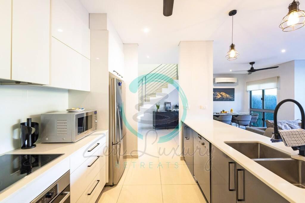 ZEN ARCTIC Luxury 2-Story T/House + Pool & Markets