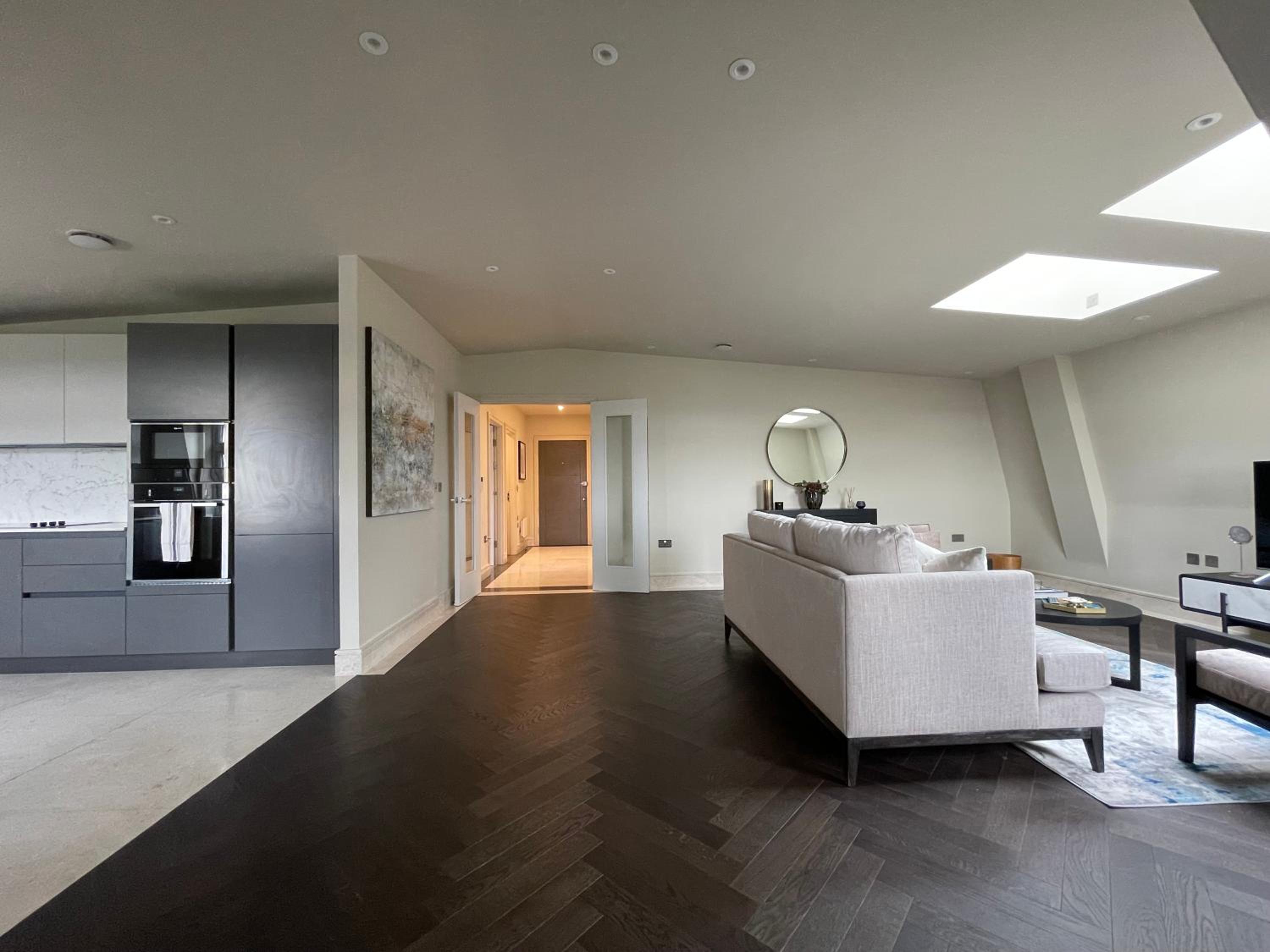 luxurious, 2 bed, 2 bath penthouse apartment in highly desirable Chigwell CHCL F8 view 5