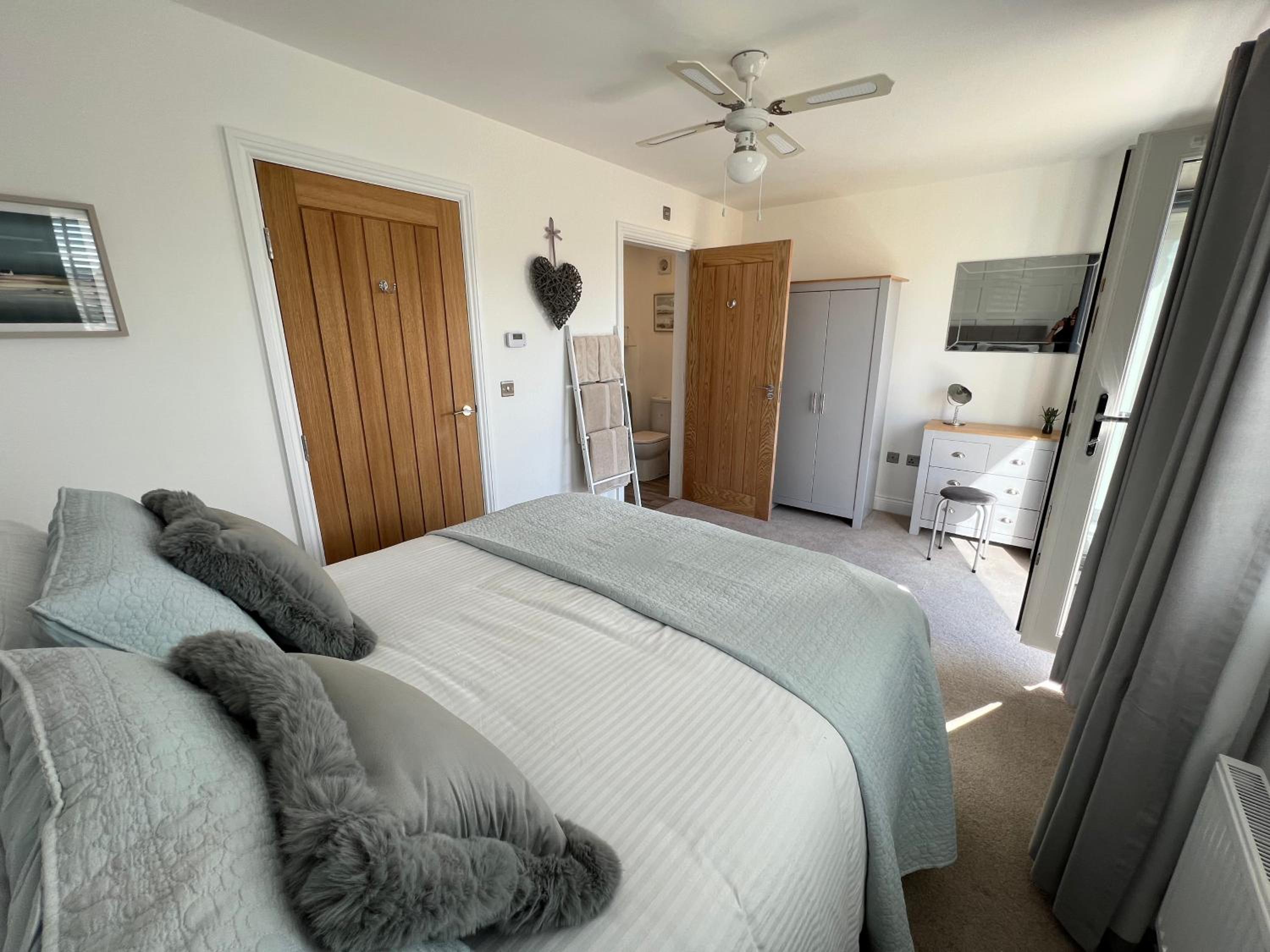 DAIRY COTTAGE WHITBY- HOT TUB - 4 Beds