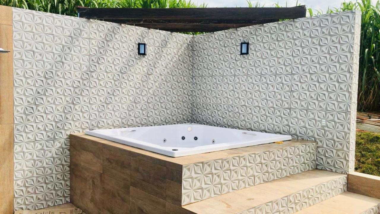 Chalé Na coruja e Chalé Encanto com BANHEIRA com AQUECEDOR e hidromassagem 7,5km centro Águas com COM CAFÉ, internet Starlink