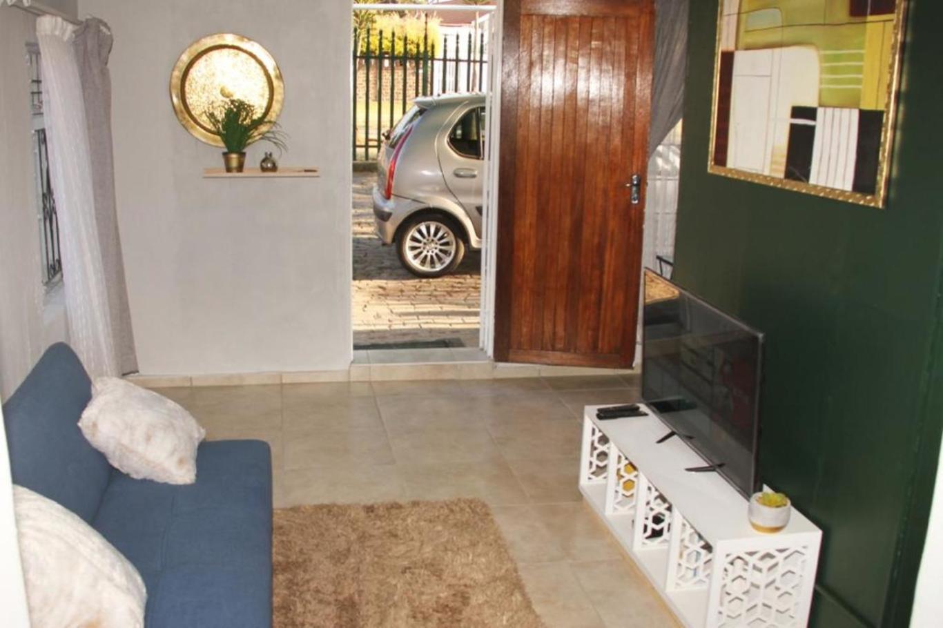 Peaceful 1,5 Bedroom Flat in Germiston with WI-FI view 2